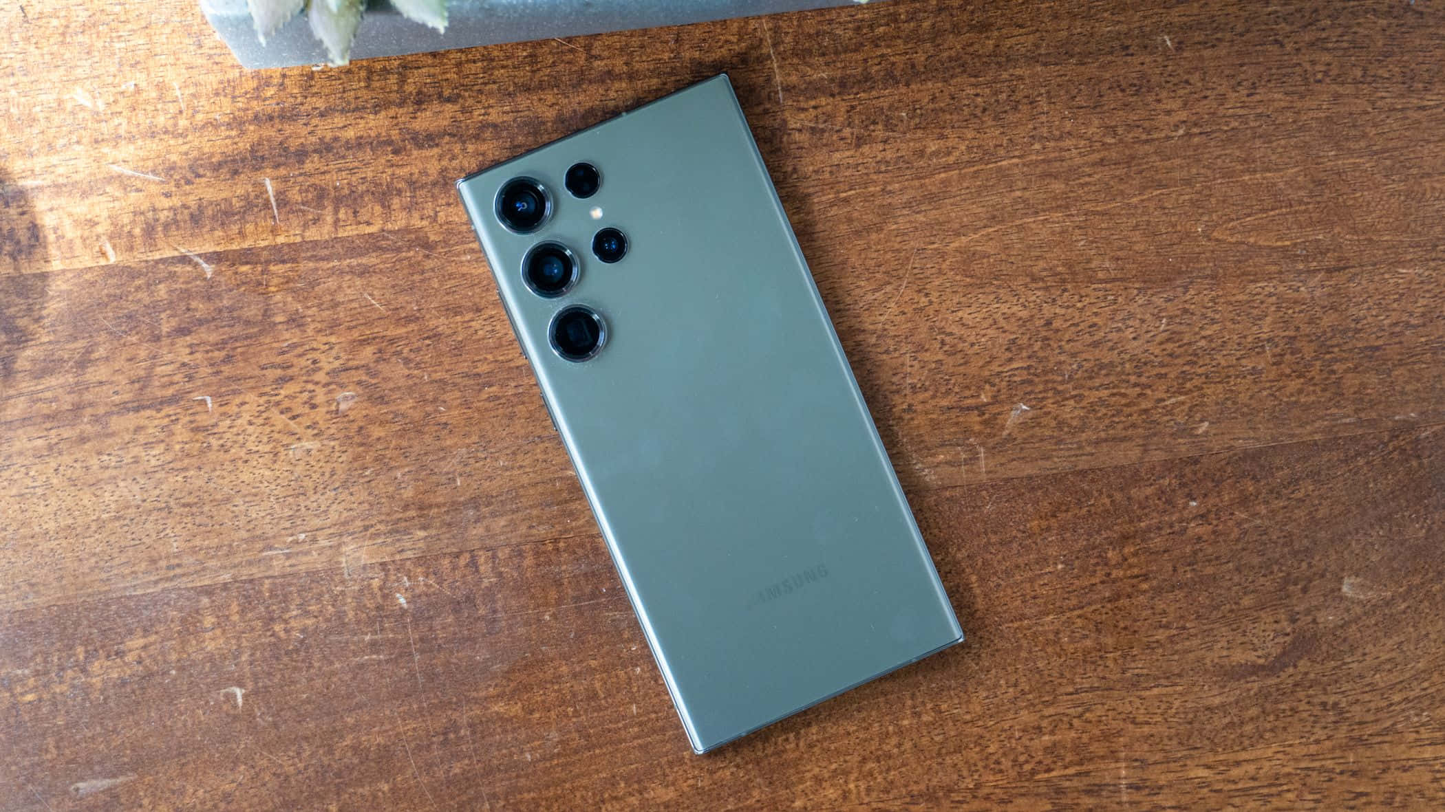 Samsung S23 Ultra Πράσινη Πίσω Όψη Διάταξη Κάμερας Ξύλινη Επιφάνεια Ταπετσαρία
