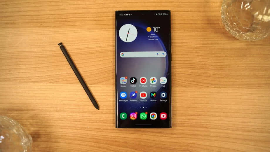 Samsung S23 Ultra με S Pen σε γραφείο Ταπετσαρία
