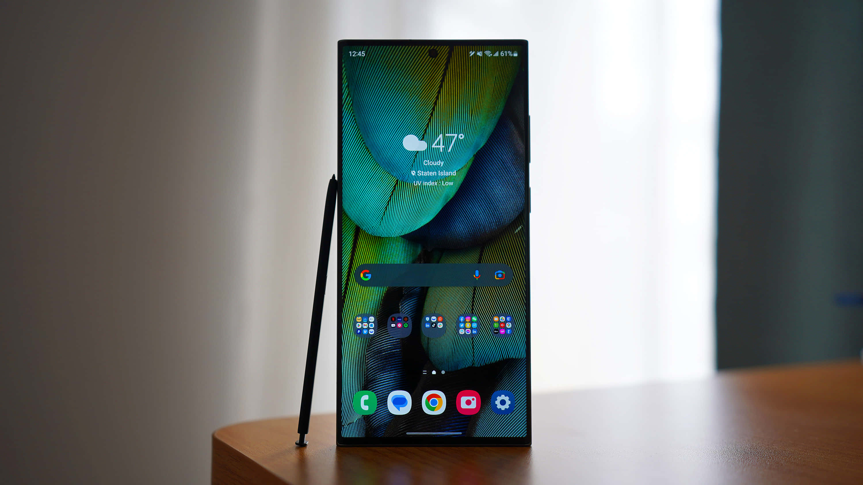 Samsung S23 Ultra με S Pen σε Οθόνη Ταπετσαρία