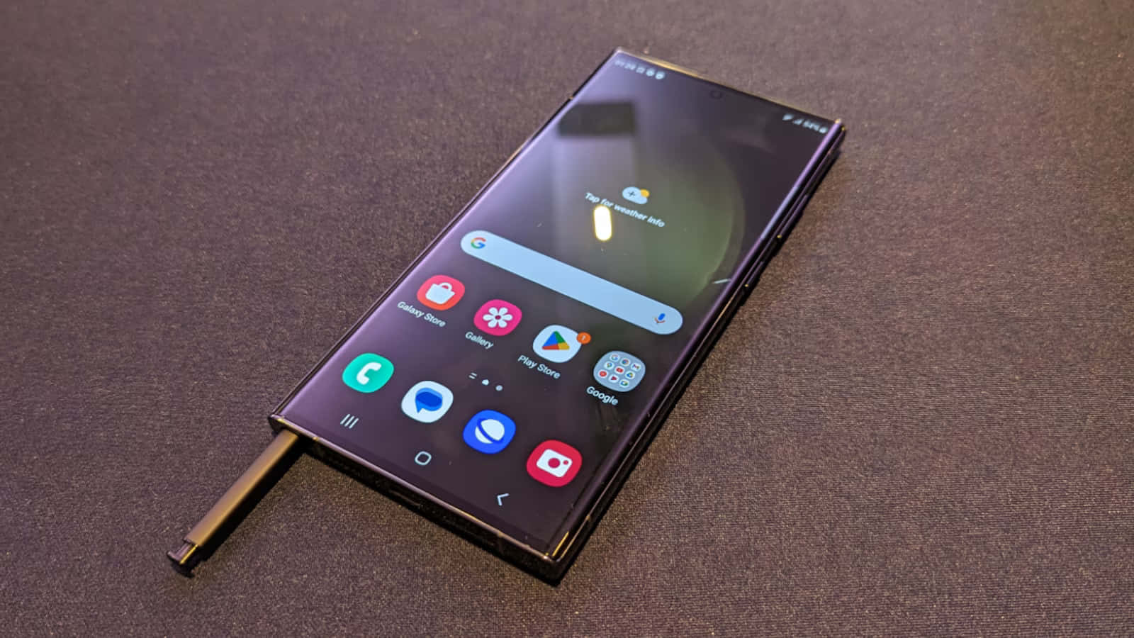 Samsung S23 Ultra με S Pen σε προβολή Ταπετσαρία