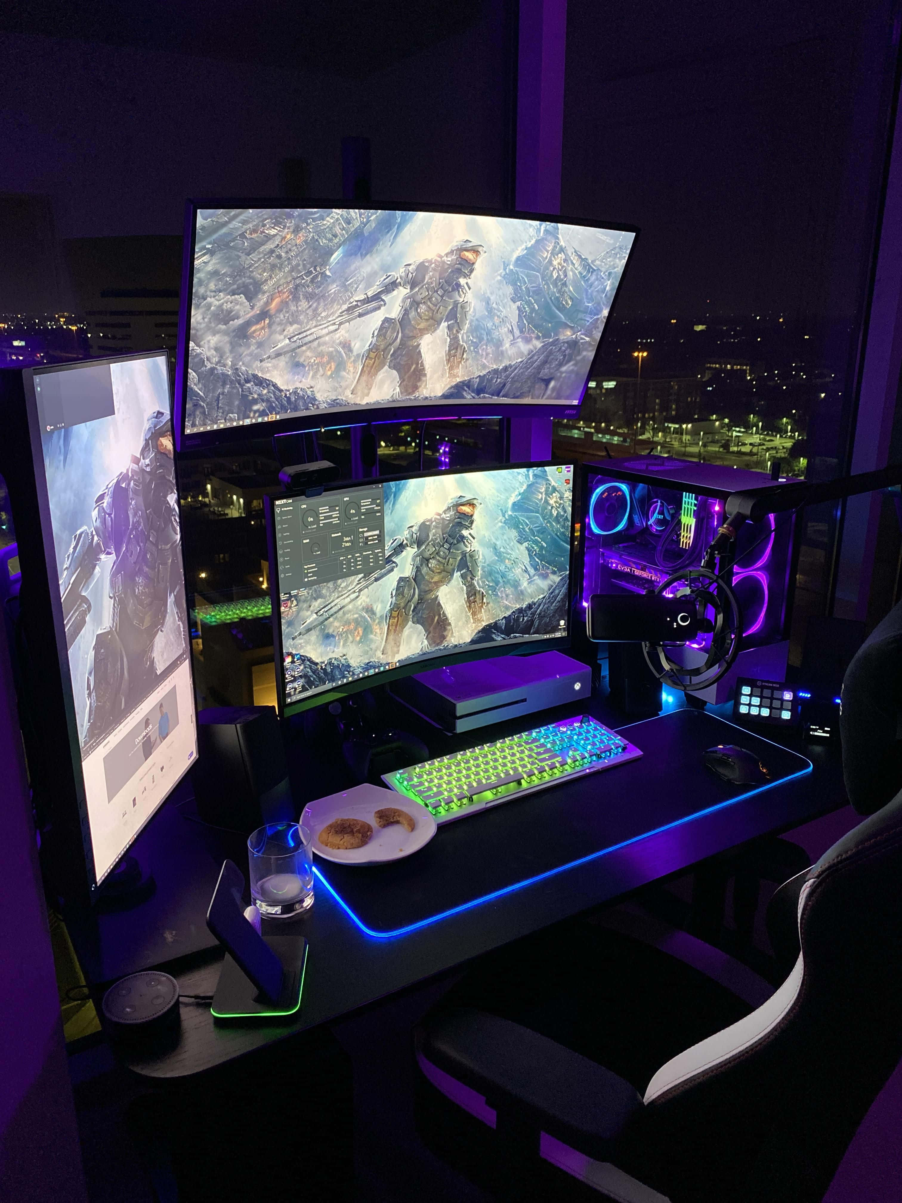 Ένα ισχυρό setup gaming PC με κάρτα γραφικών και τρεις οθόνες. Ταπετσαρία