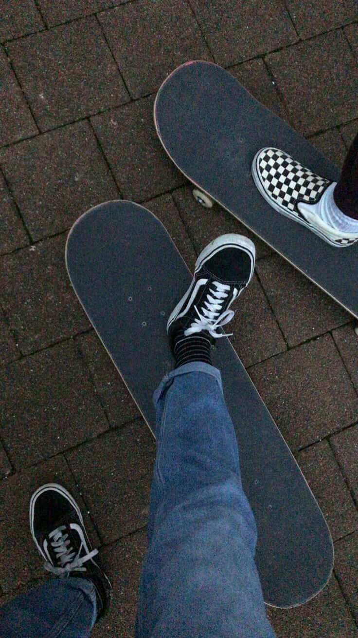 Ένας νεαρός άνδρας κάνει κόλπα με το skateboard του μπροστά από έναν τοίχο γεμάτο γκράφιτι Ταπετσαρία