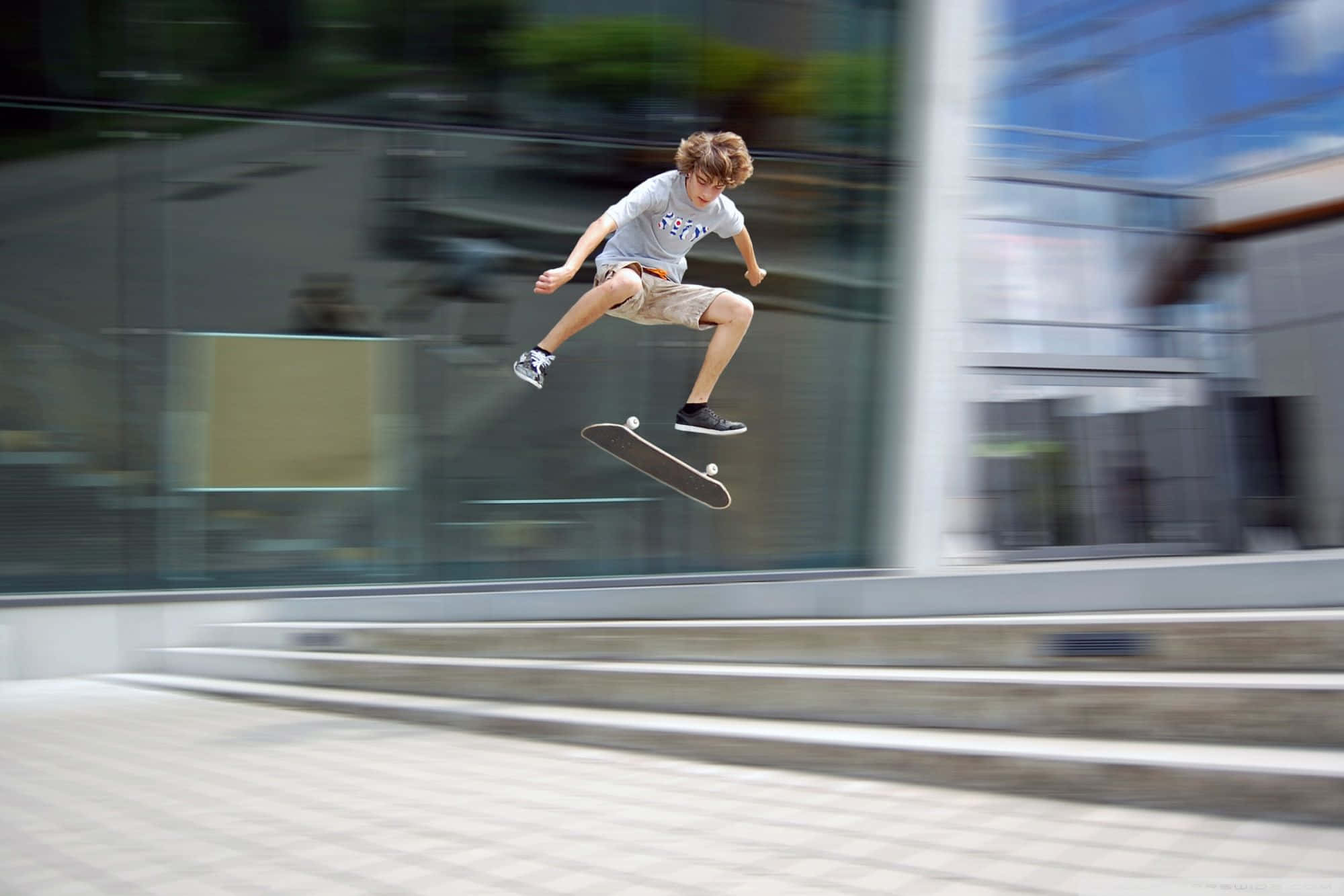 Ένα αγόρι κάνει κόλπο με skateboard Ταπετσαρία