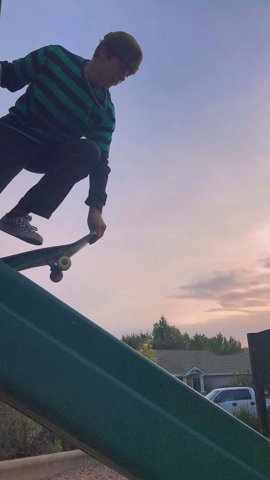 Skater αγόρι επιδεικνύει τις ικανότητές του Ταπετσαρία