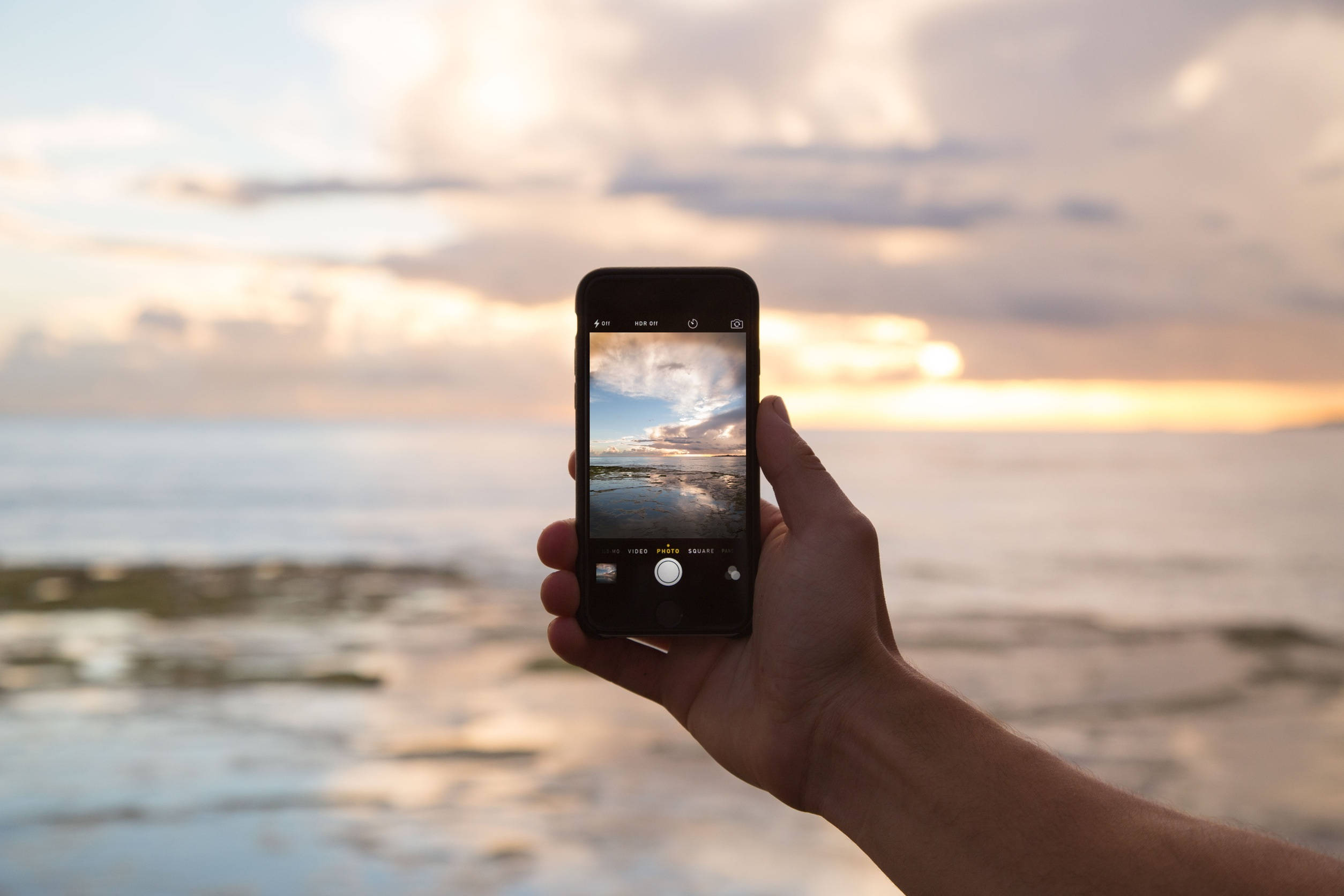 Μοντέρνο Smartphone στο Γραφείο Ταπετσαρία