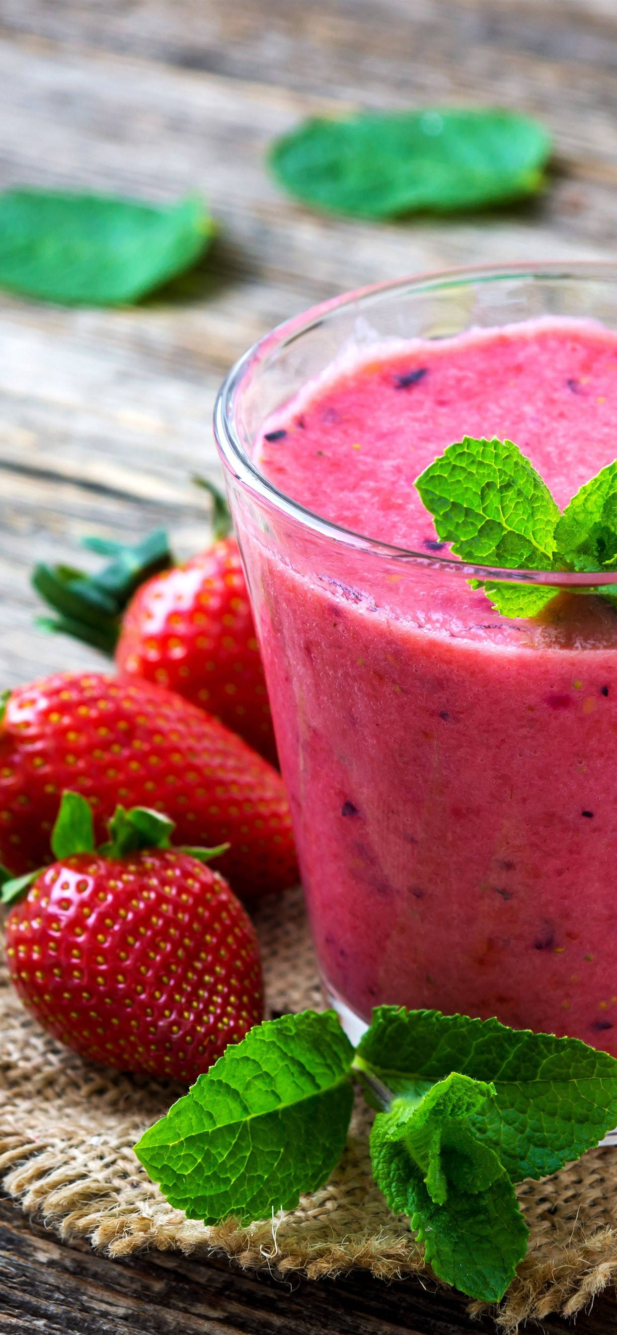 Smoothie με Φράουλα και Φύλλο Ταπετσαρία