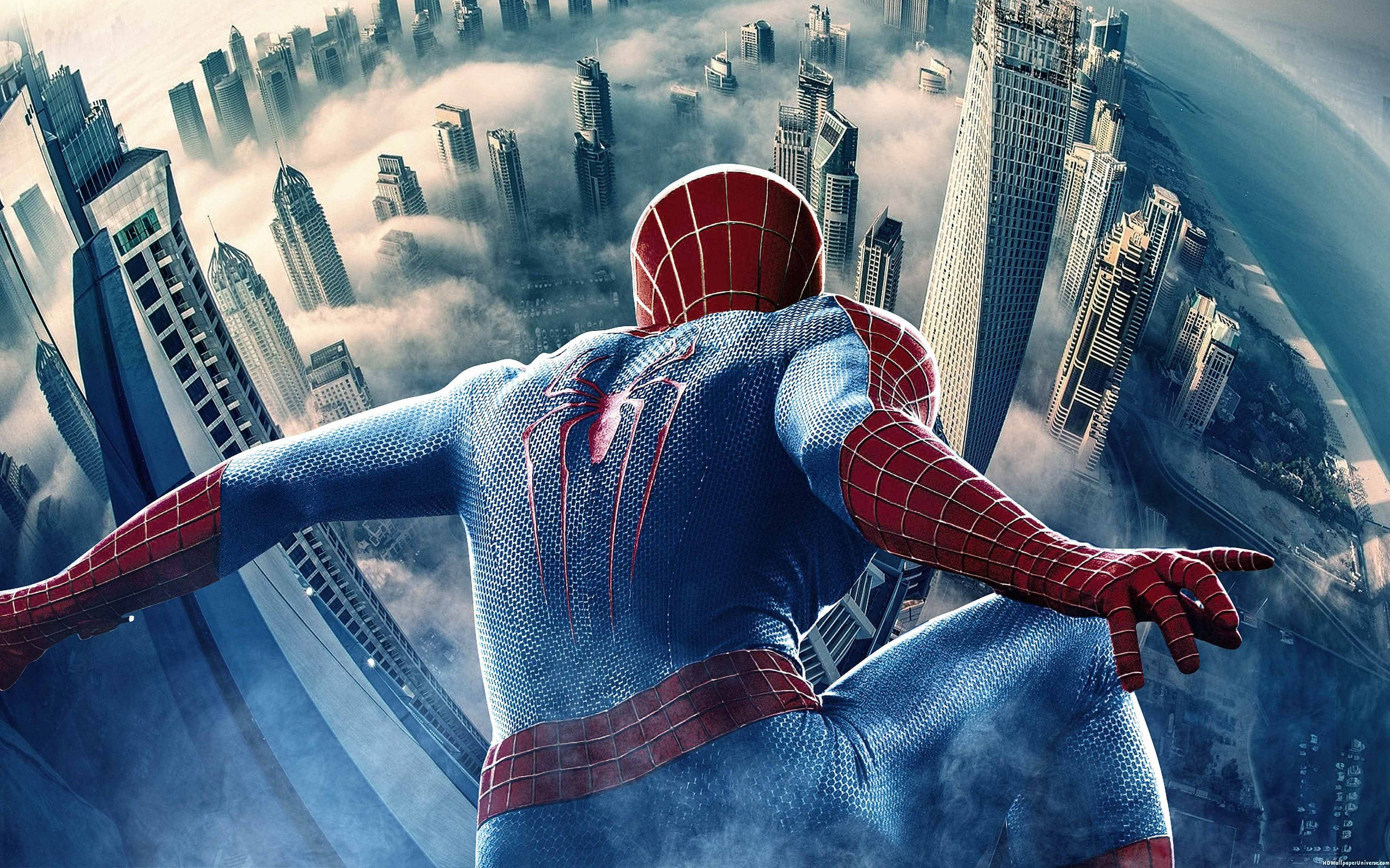 Spider-Man πάνω από κτίρια της πόλης Ταπετσαρία