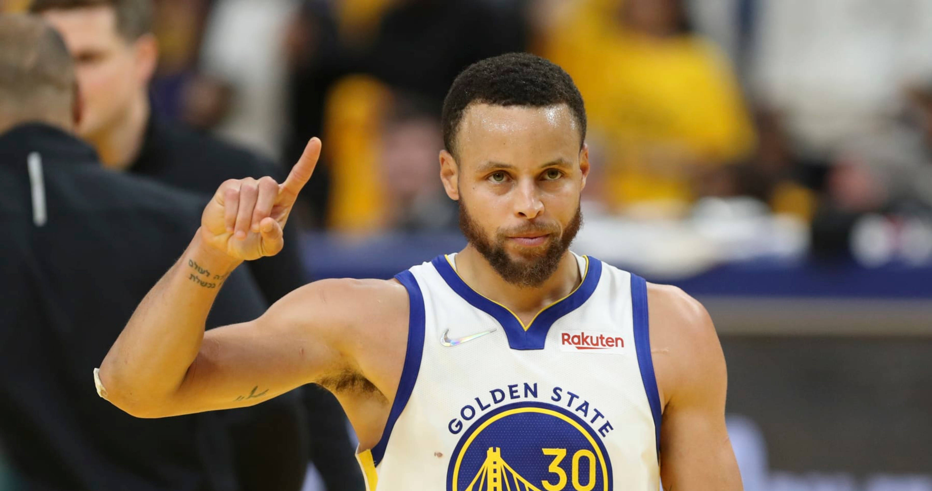 Steph Curry με το δεξί χέρι να δείχνει προς τα πάνω Ταπετσαρία
