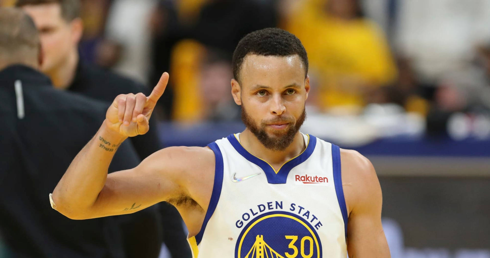 Steph Curry με το δεξί χέρι να δείχνει προς τα πάνω — Μπάσκετ GIF Ταπετσαρία