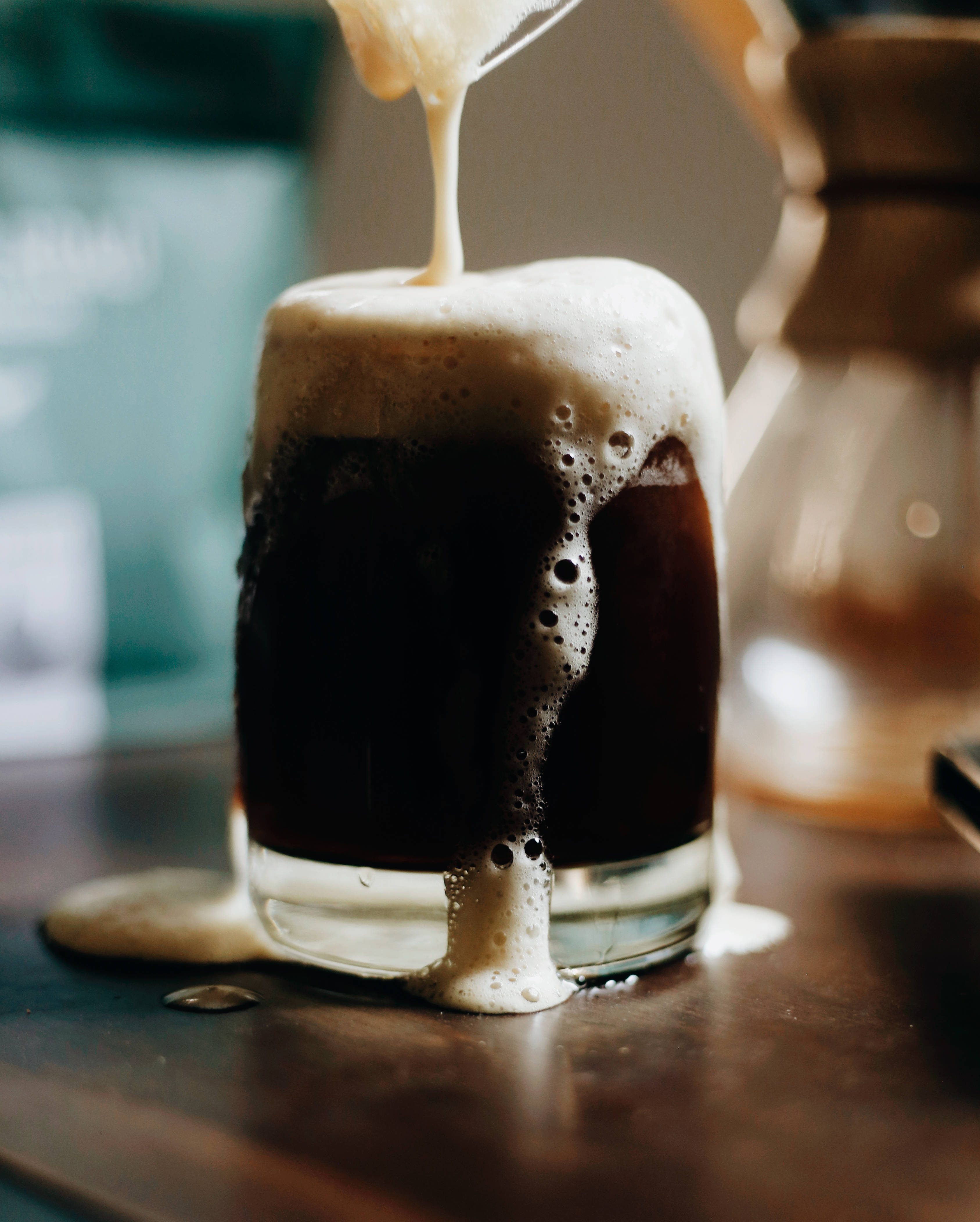 Απολαμβάνοντας μια Φρέσκια Stout Μπύρα Ταπετσαρία