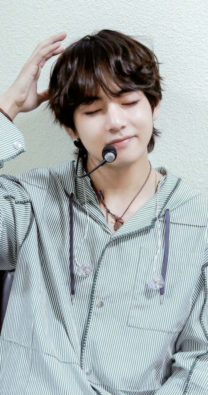 Taehyung με κλειστά μάτια Ταπετσαρία