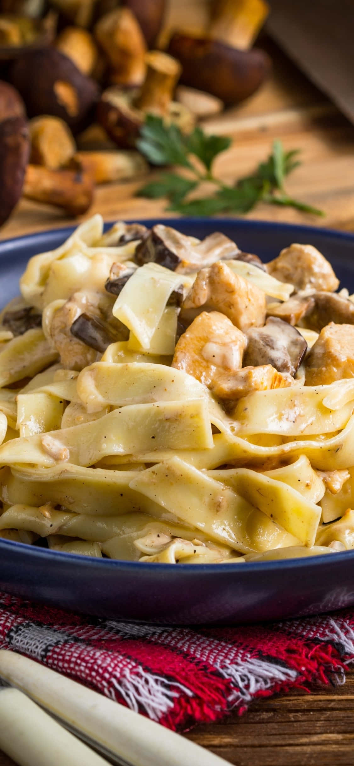 Tagliatelle σε μαύρο πιάτο – Φόντο ζυμαρικών για iPhone X Ταπετσαρία