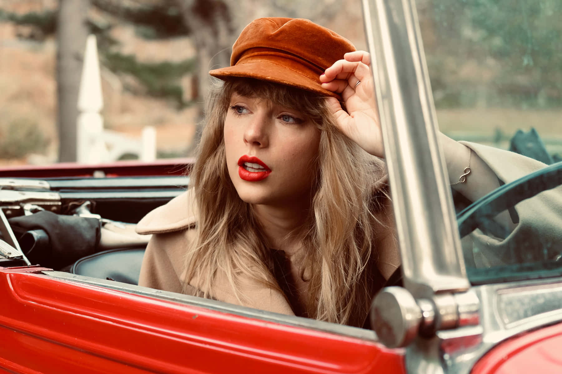 Taylor σε ένα κάμπριο από το Red Taylors Version Ταπετσαρία