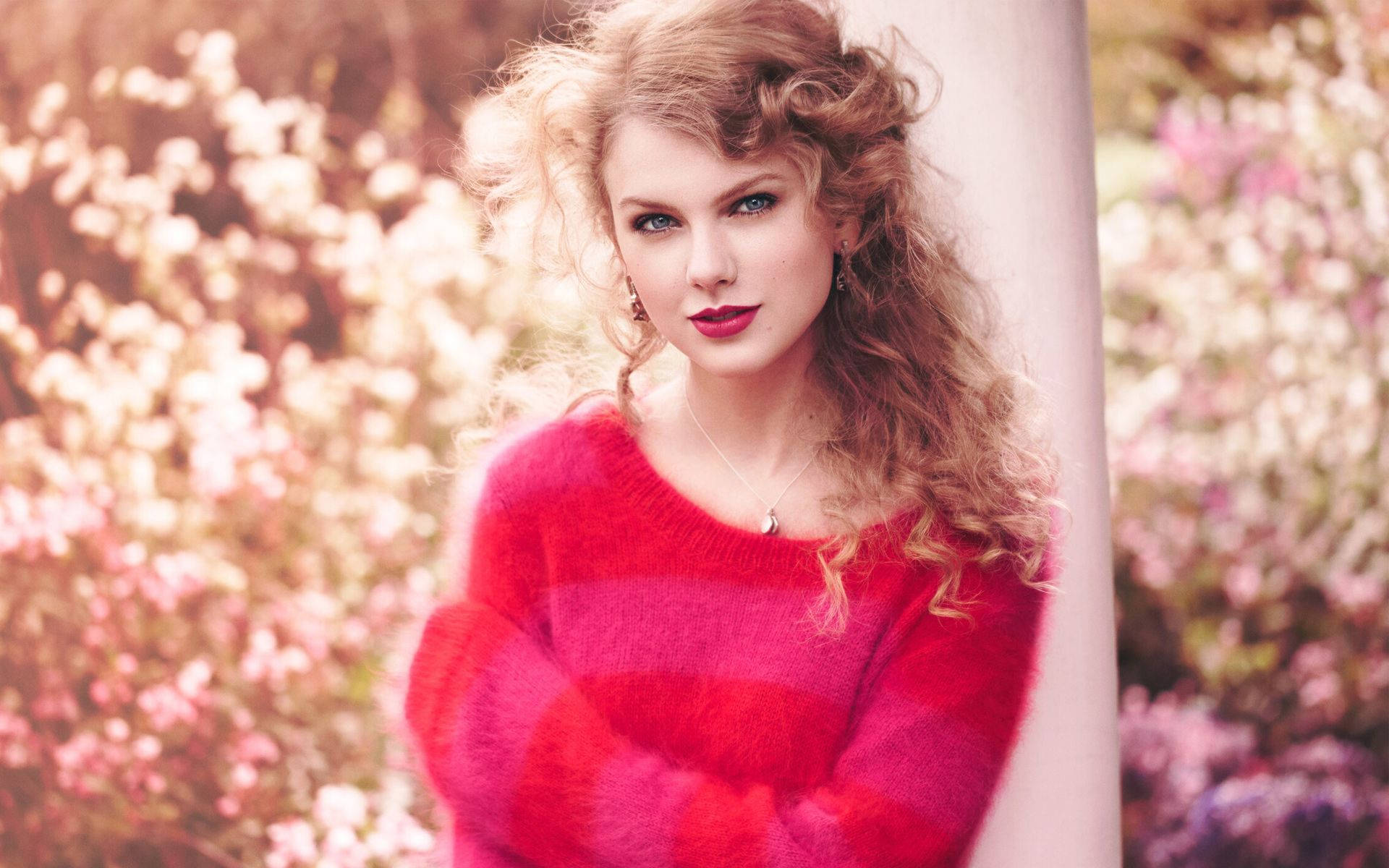 Η Taylor Swift δυναμώνει με ένα ροζ-κόκκινο ντύσιμο Ταπετσαρία