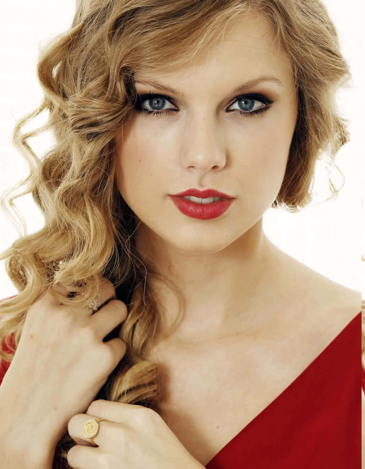 Η Taylor Swift είναι όμορφη με το μπλε φόρεμά της Ταπετσαρία