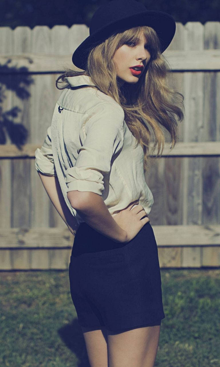 Η Taylor Swift απολαμβάνει την ύπαιθρο Ταπετσαρία