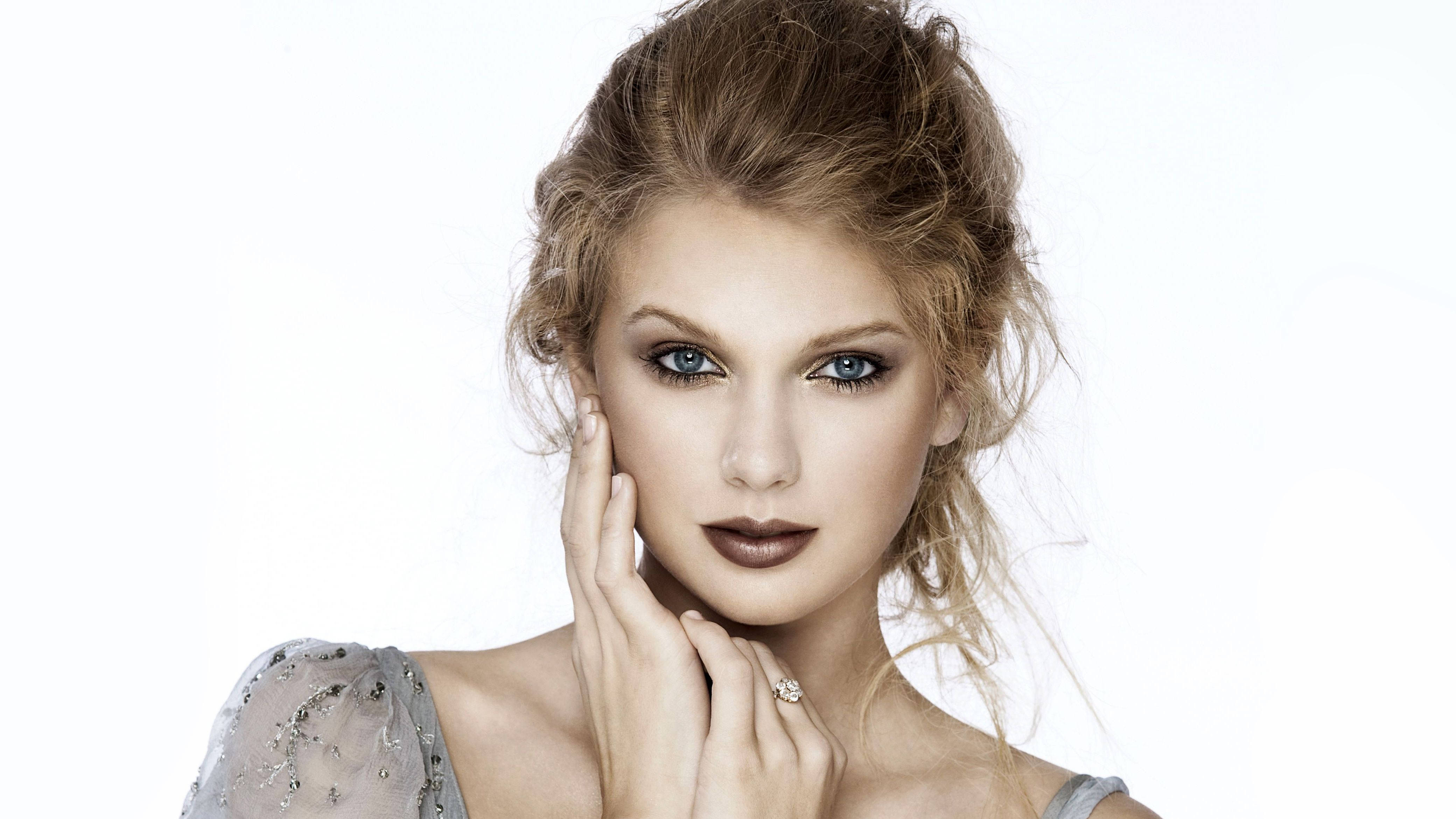 Η Taylor Swift με λαμπερό, διακριτικό μακιγιάζ Ταπετσαρία