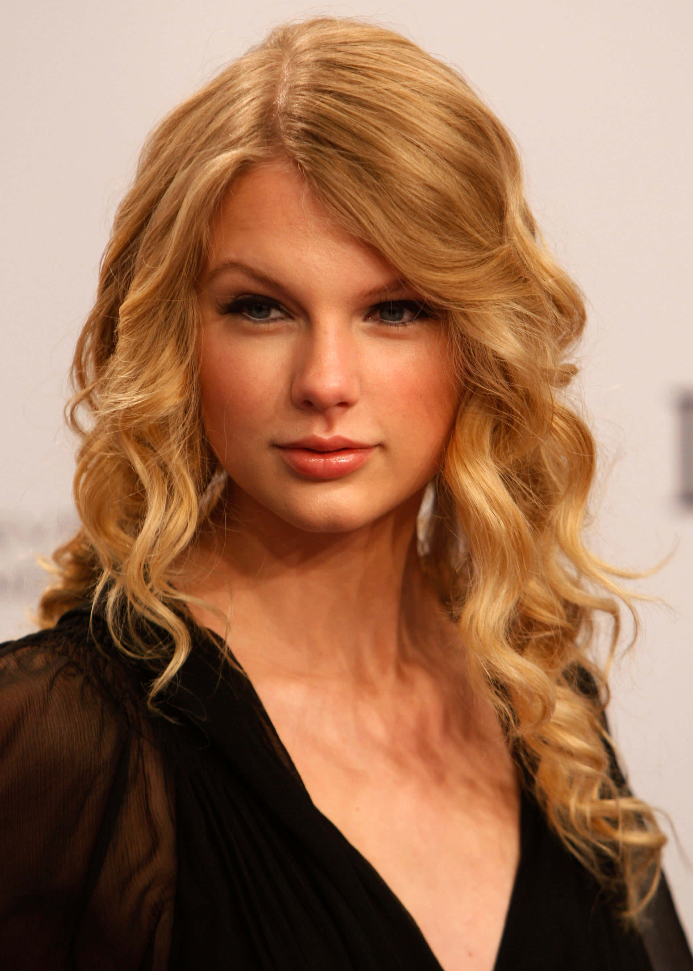 Η Taylor Swift τραγουδά στη σκηνή κατά τη διάρκεια μιας συναυλίας Ταπετσαρία