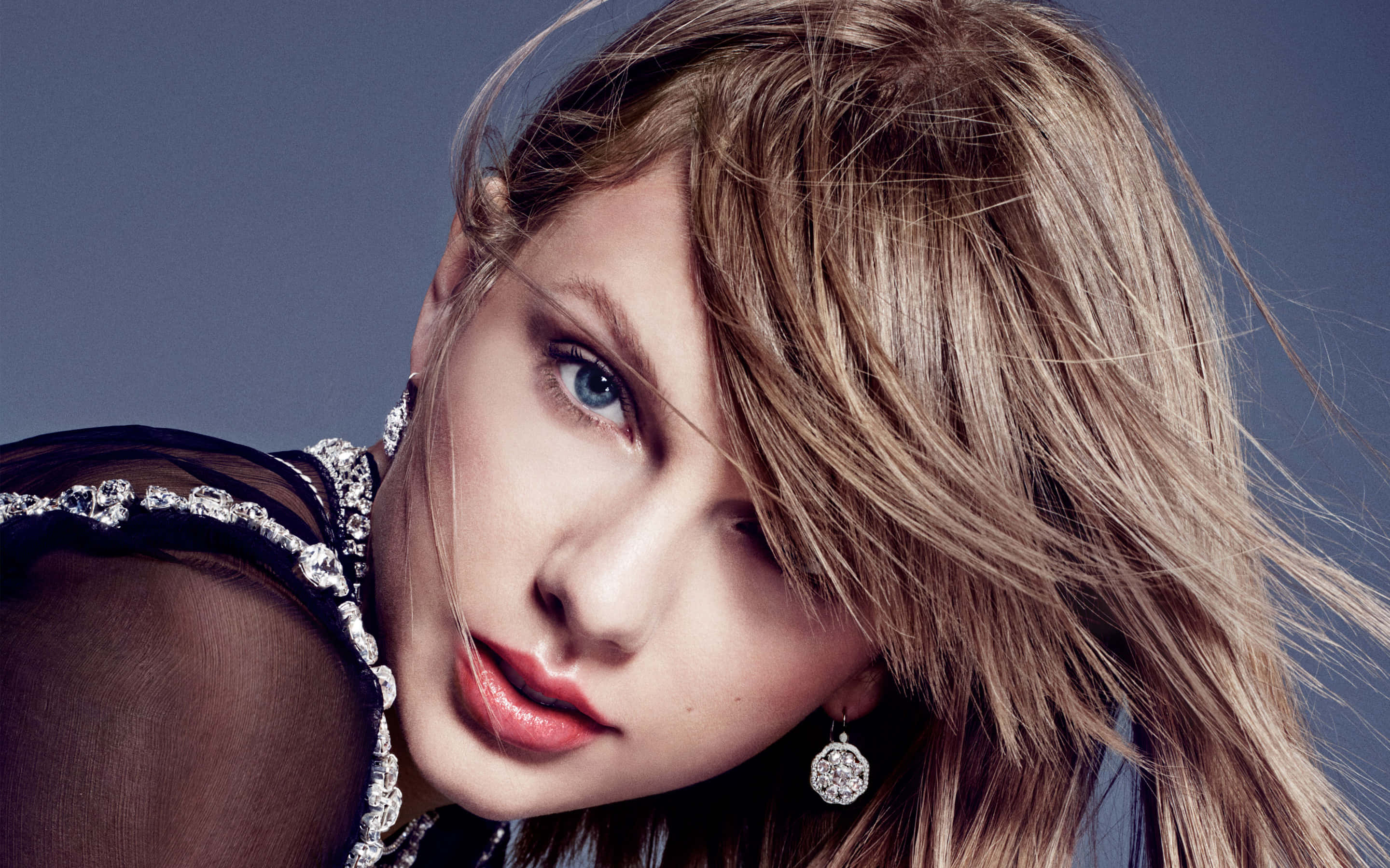 Η Taylor Swift περπατά στην πασαρέλα, ζώντας το δικό της προσωπικό σόου μόδας Ταπετσαρία