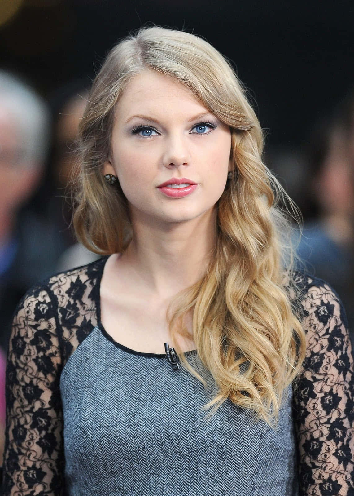 Η Taylor Swift χαμογελά προωθώντας το τελευταίο της άλμπουμ 'Lover' Ταπετσαρία