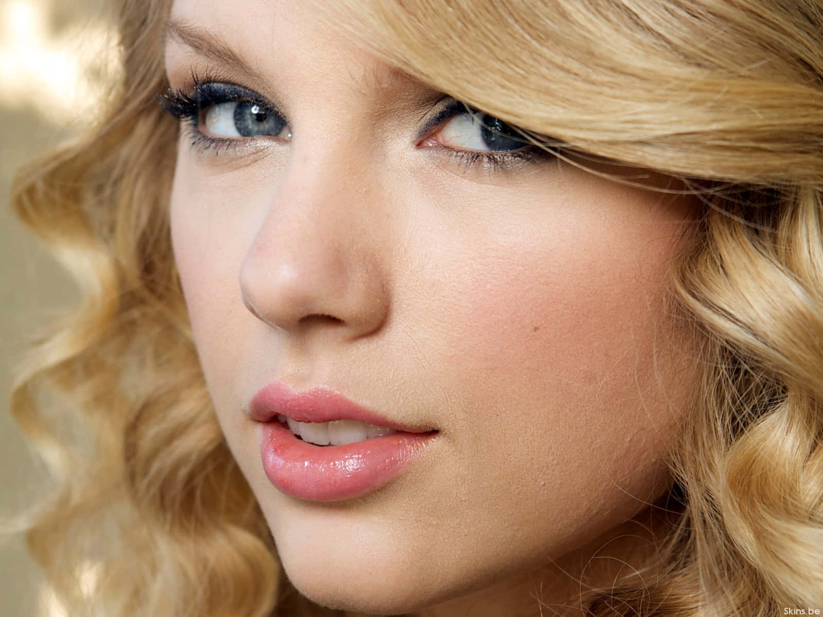 Η Taylor Swift μέσα στα χρόνια: από ποπ αίσθηση σε διεθνές σούπερ σταρ Ταπετσαρία