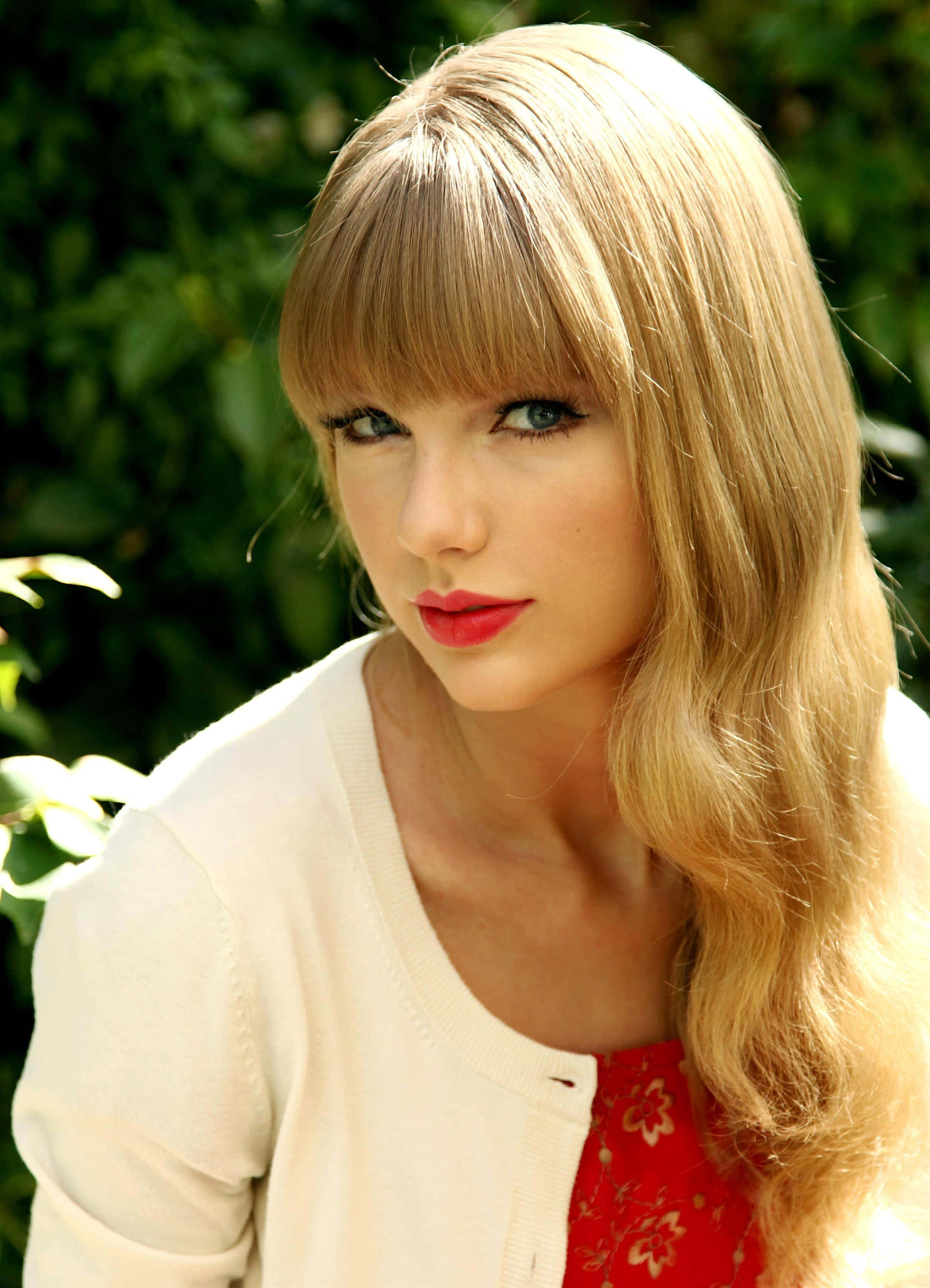 Η Taylor Swift δείχνει εκπληκτική με ένα κομψό κόκκινο φόρεμα Ταπετσαρία