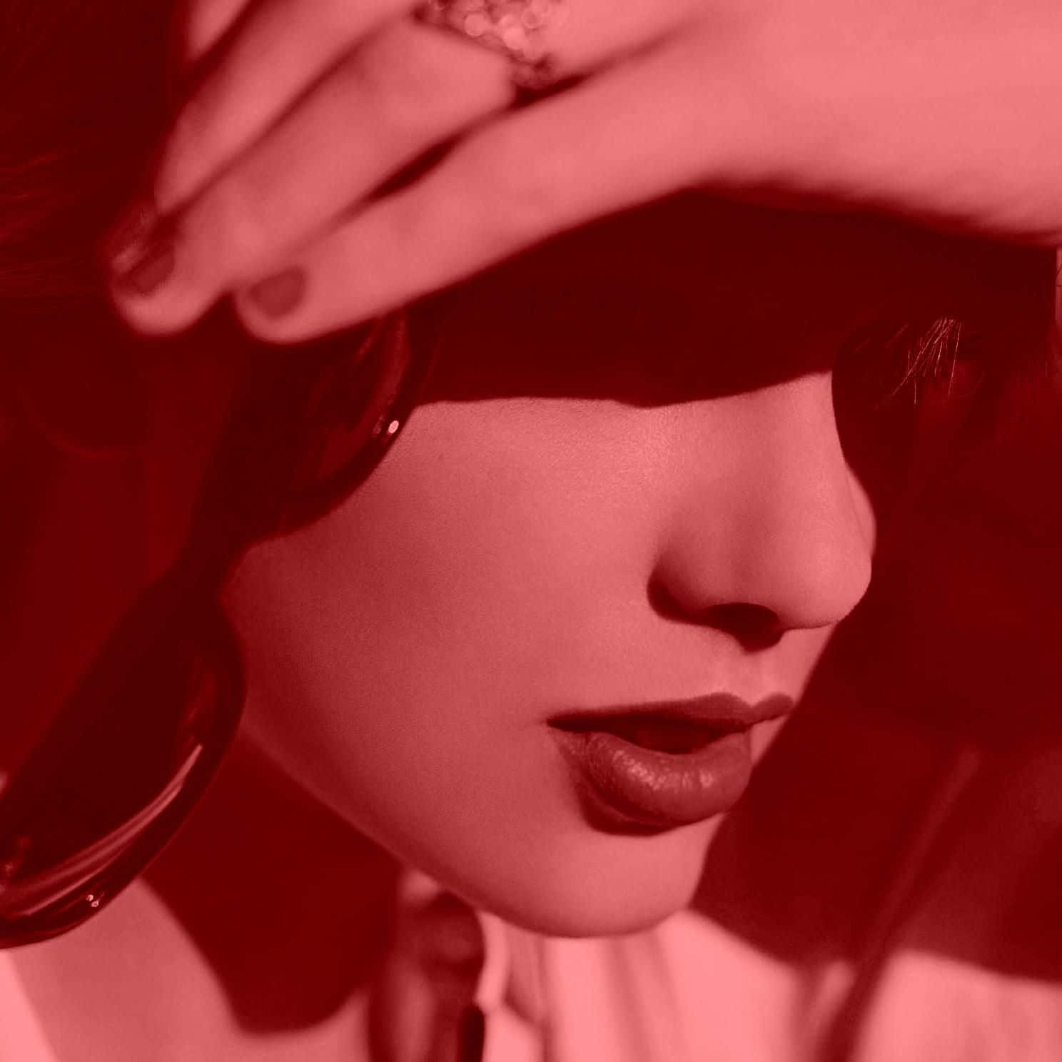 Η Taylor Swift μοιράζεται το εξώφυλλο του επανηχογραφημένου άλμπουμ της, «Red Taylor’s Version». Ταπετσαρία