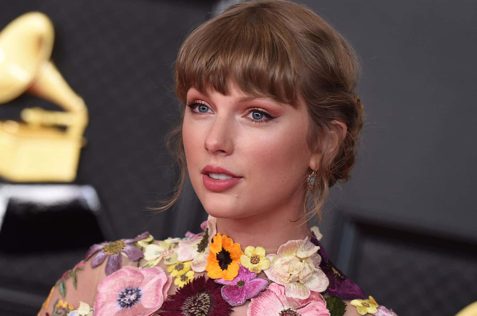 Η Taylor Swift πρωταγωνιστεί στο μουσικό της βίντεο για την επιτυχία της "Shake It Off" Ταπετσαρία