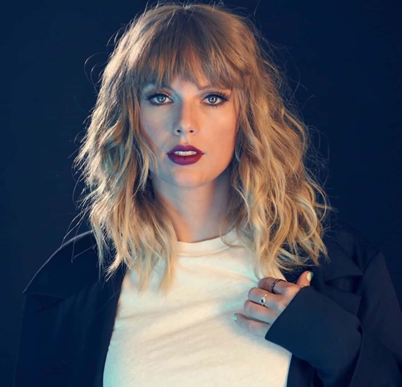 Η Taylor Swift κομψή με το χαρακτηριστικό της στυλ Ταπετσαρία