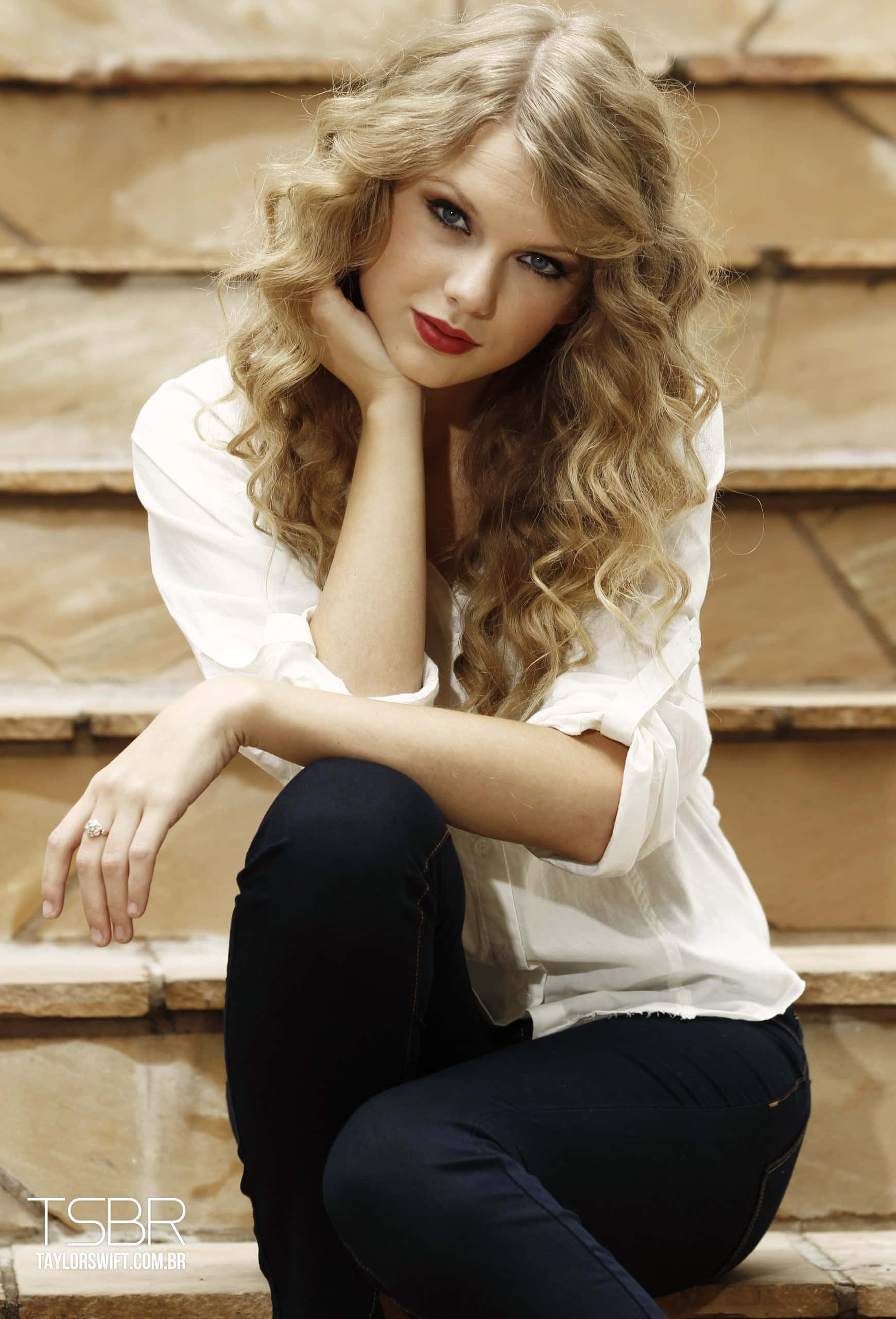 Η Taylor Swift τραγουδά με ένα νέον πορτοκαλί φόρεμα Ταπετσαρία