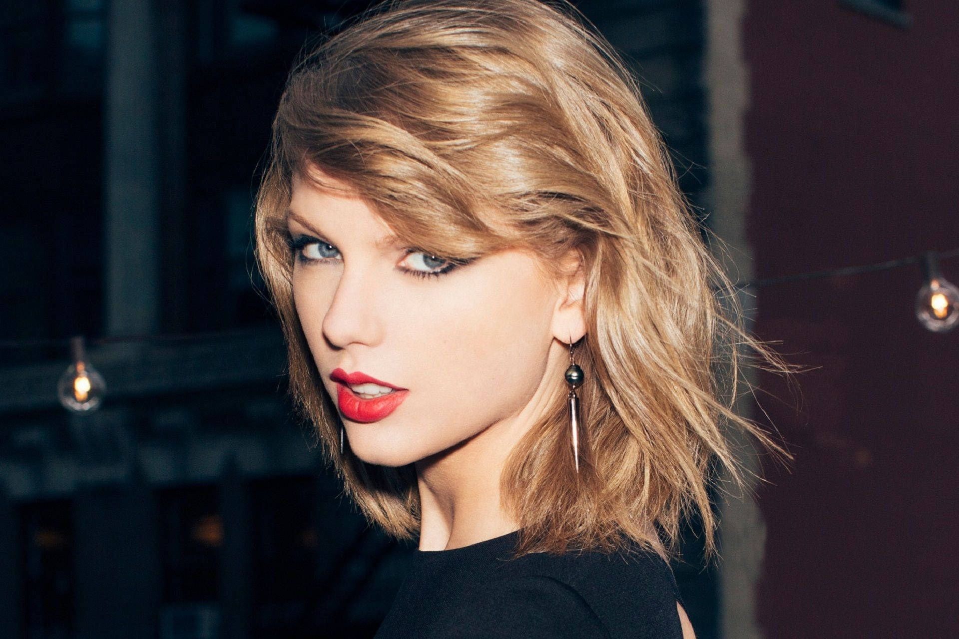 Δυναμική ματιά Taylor Swift πλάγια πόζα ταπετσαρία φωτογραφία. — Taylor Swift Ταπετσαρία