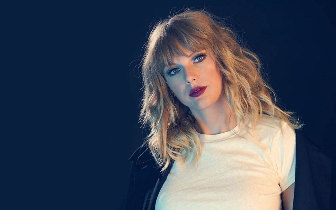 Taylor Swift απλά όμορφη ταπετσαρία με ανακατωμένα μαλλιά. — Taylor Swift Ταπετσαρία