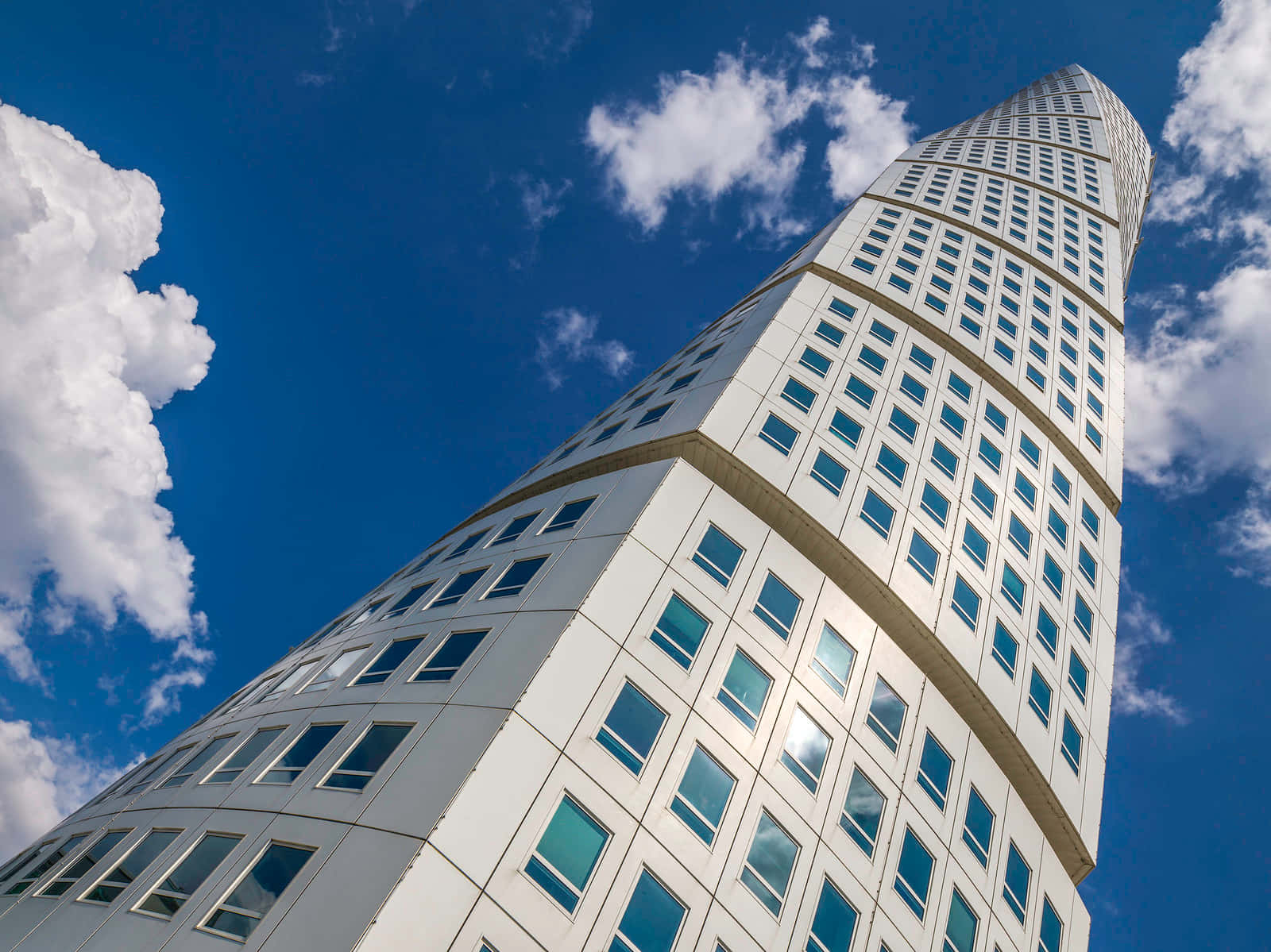 Δραματική θέα του Turning Torso, του ψηλότερου κτιρίου της Σουηδίας Ταπετσαρία