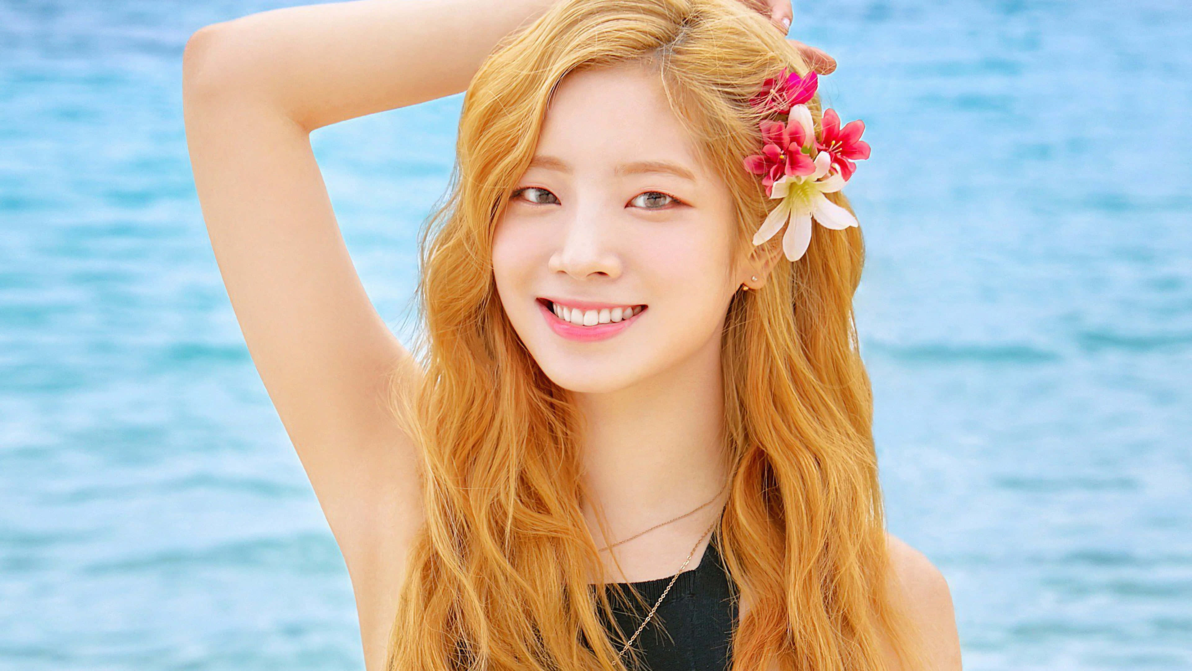 TWICE - Σαγηνευτικά Βλέμματα για μια Λαμπερή Νύχτα Ταπετσαρία