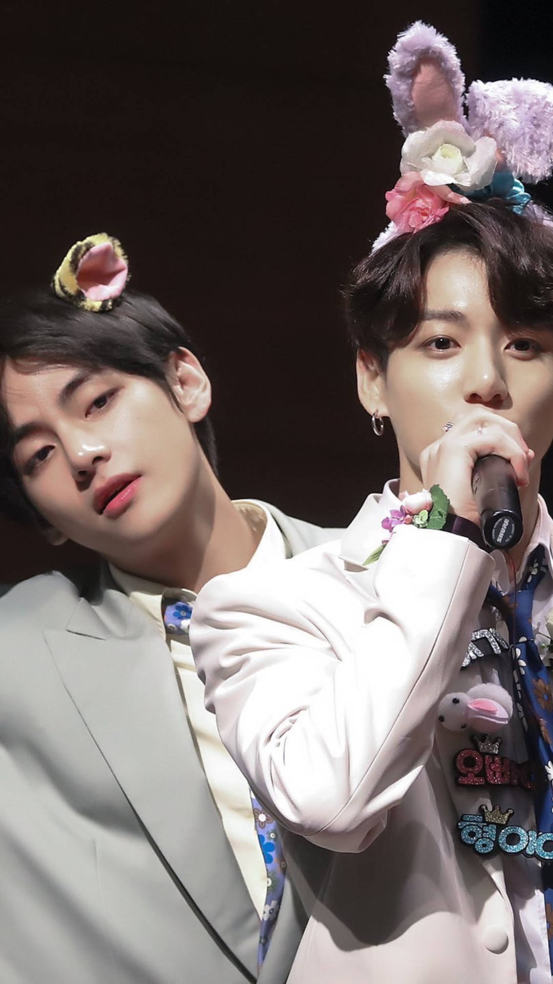 V και Jungkook των BTS με χαριτωμένα κεφαλόδεσμα Ταπετσαρία