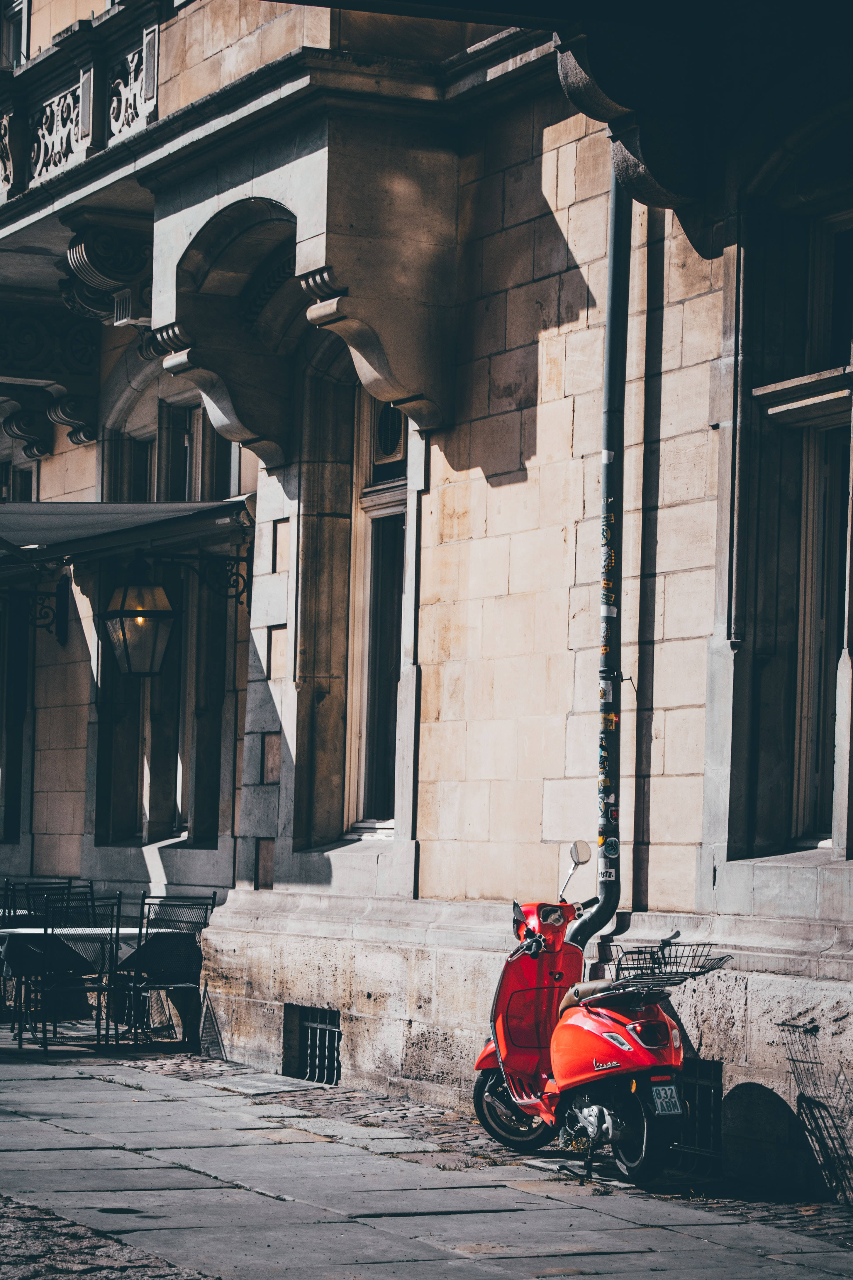Σύγχρονο κόκκινο Vespa παρκαρισμένο σε εξωτερικό χώρο Ταπετσαρία