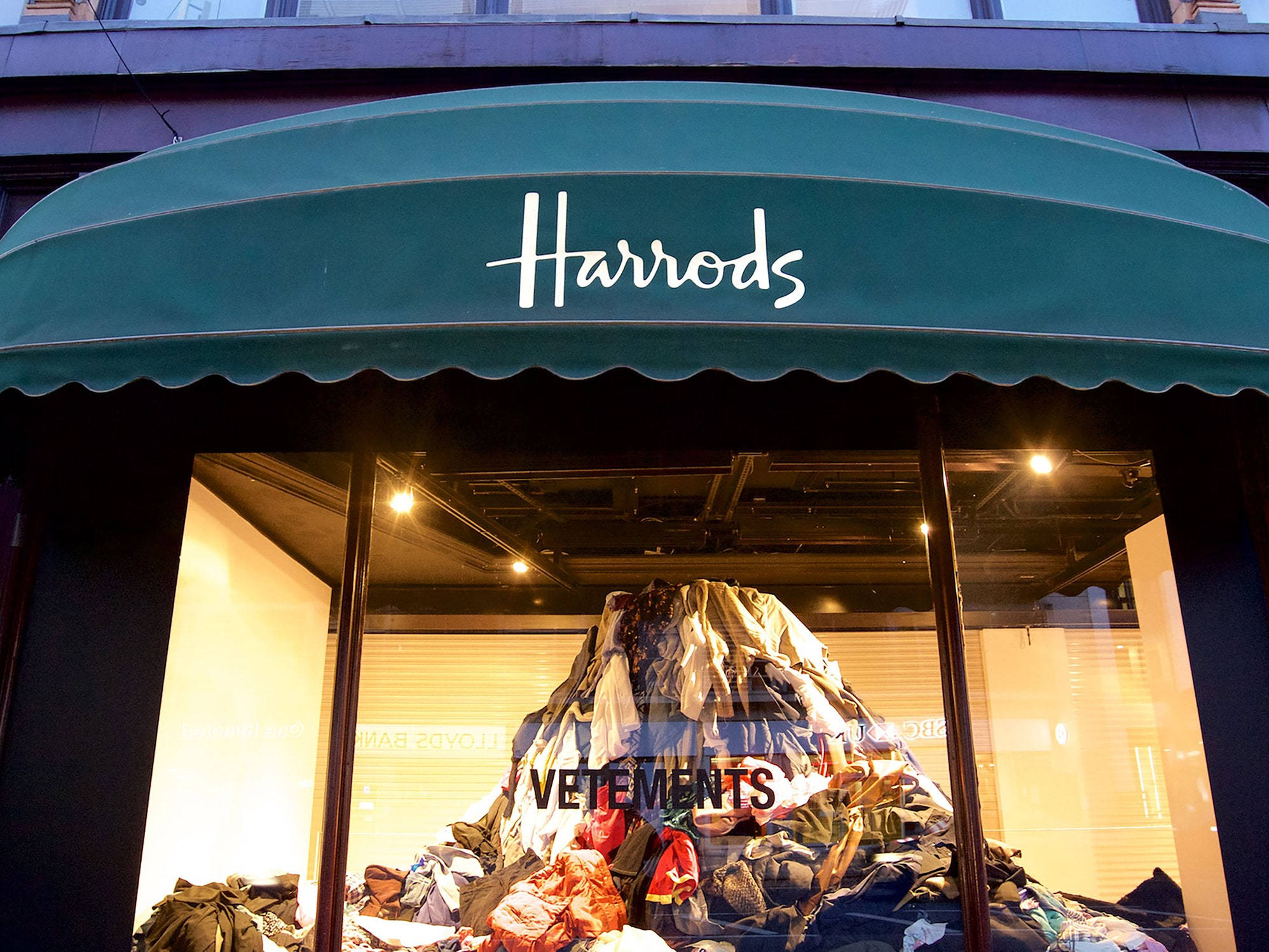 Vetements Στο Harrods Ταπετσαρία