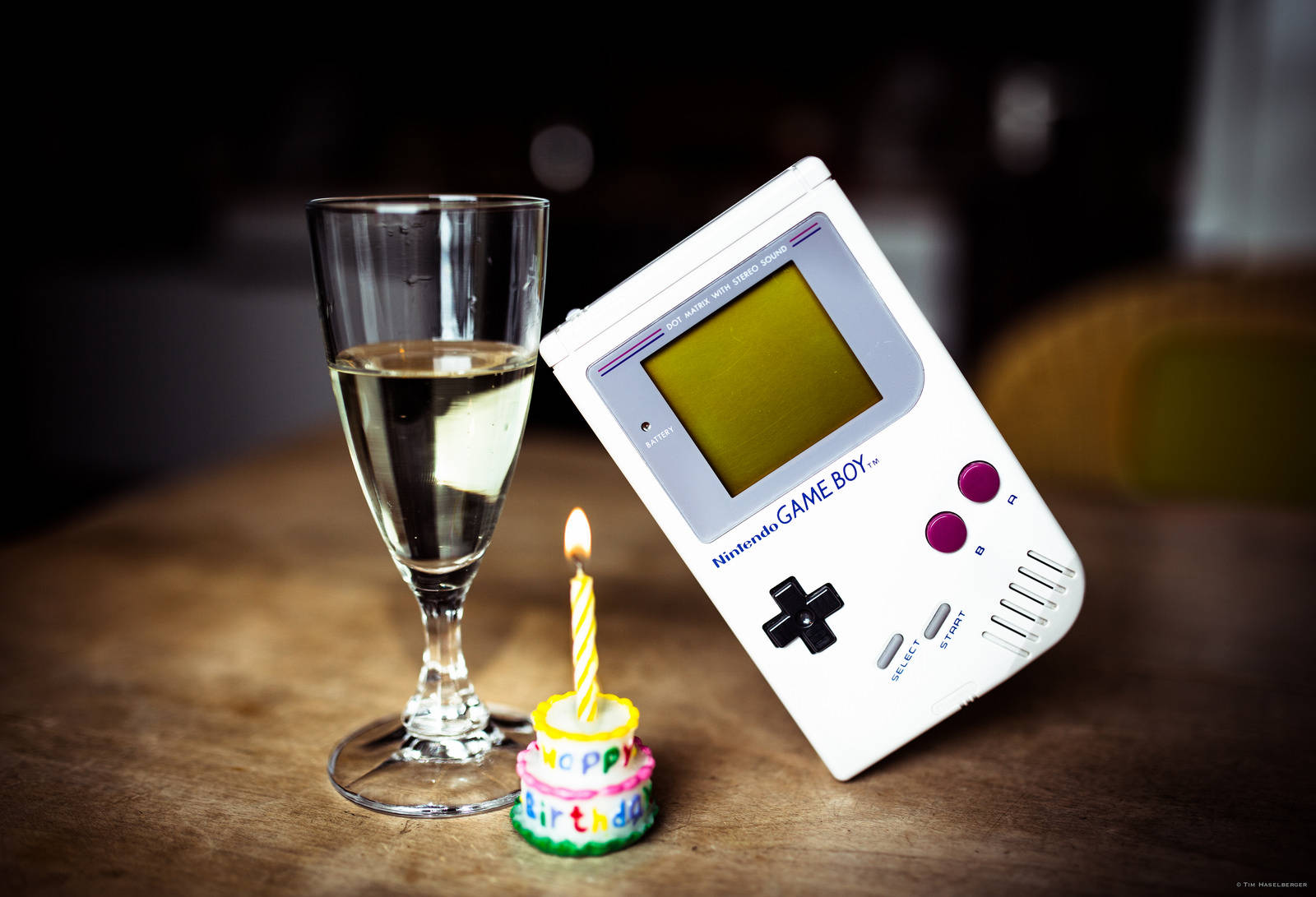 Ρέπλικα Vintage Game Boy σε Γυάλινο Τραπέζι με Φέτα Κέικ Ταπετσαρία