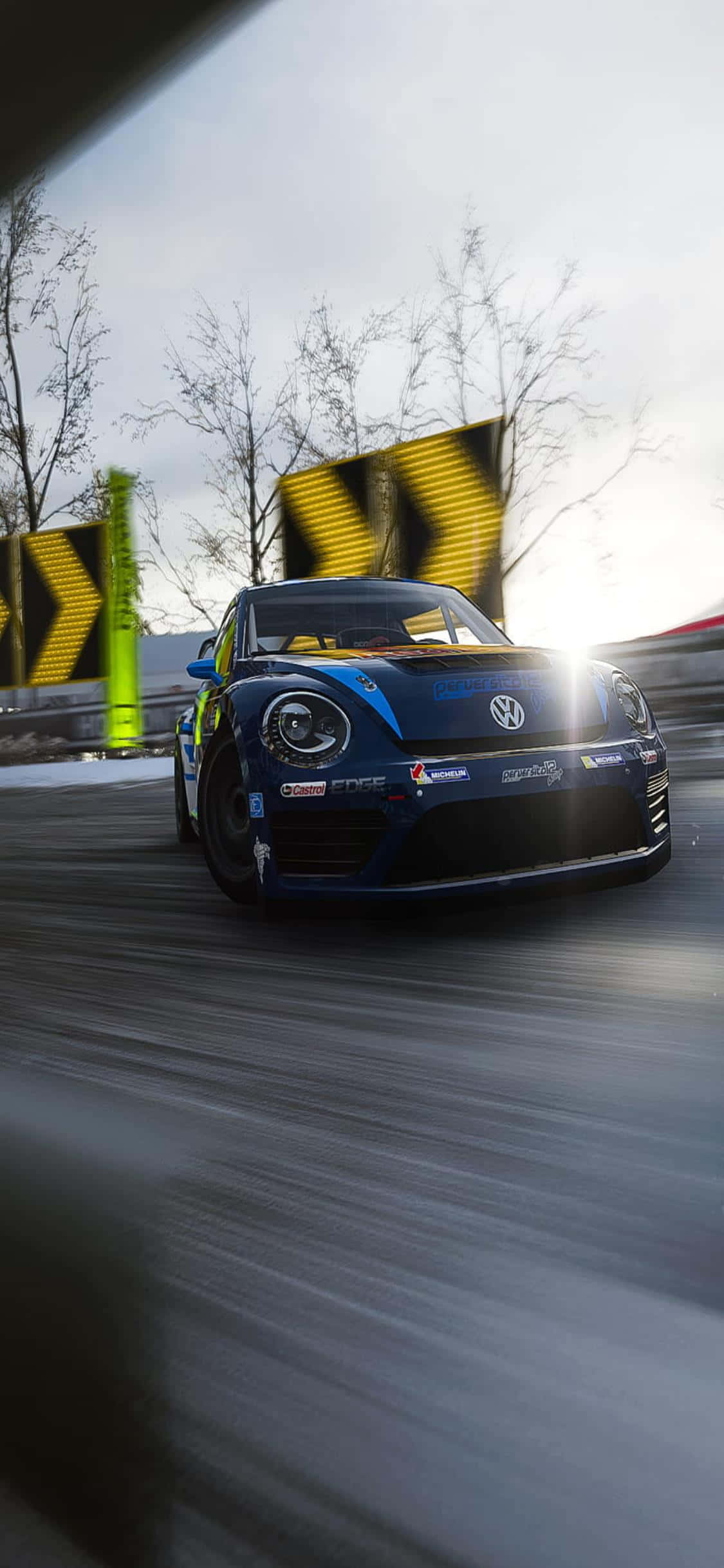 ένα μπλε volkswagen beetle να οδηγεί σε έναν χιονισμένο δρόμο Ταπετσαρία