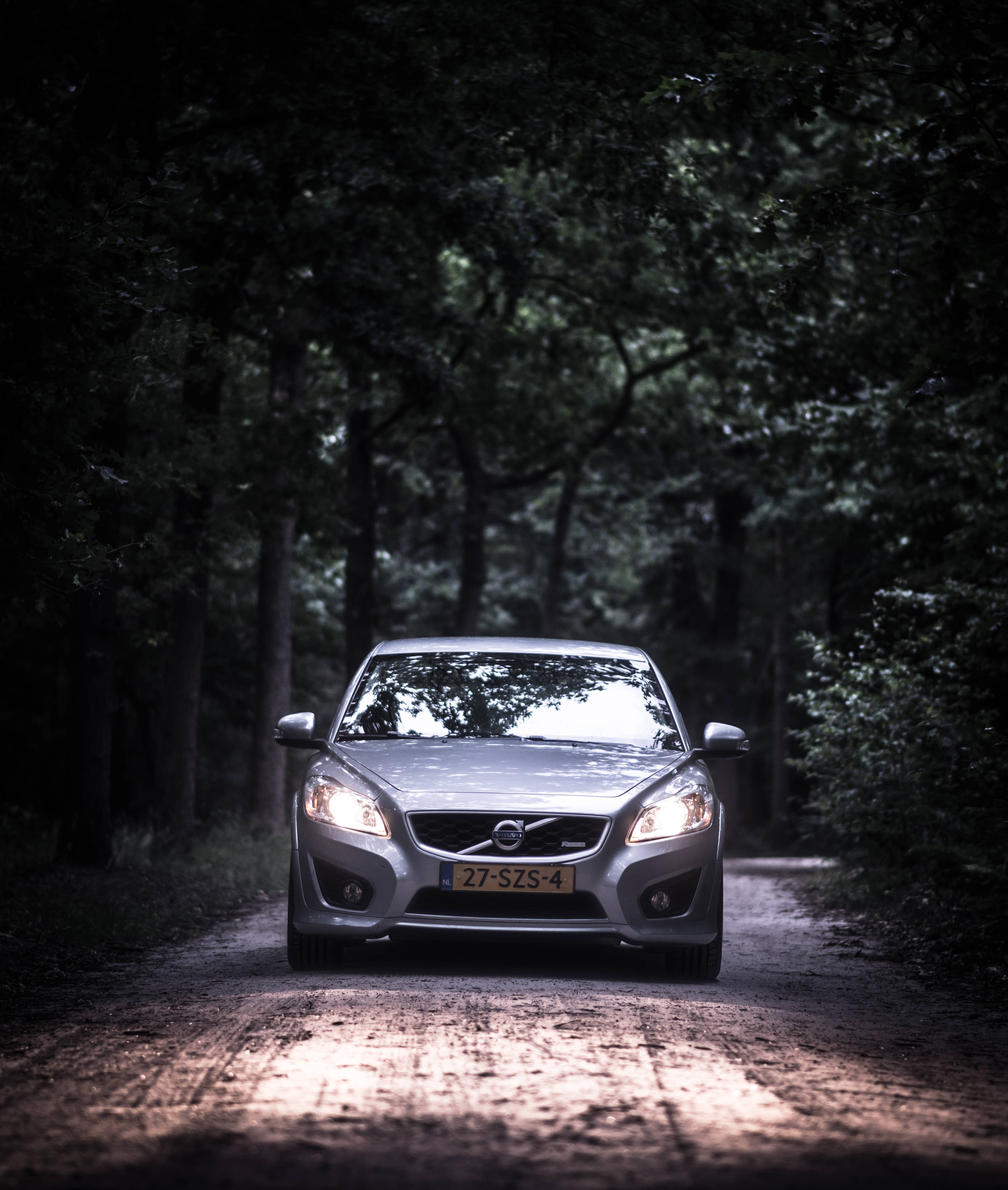 Driving Gray Volvo Sedan Ταπετσαρία