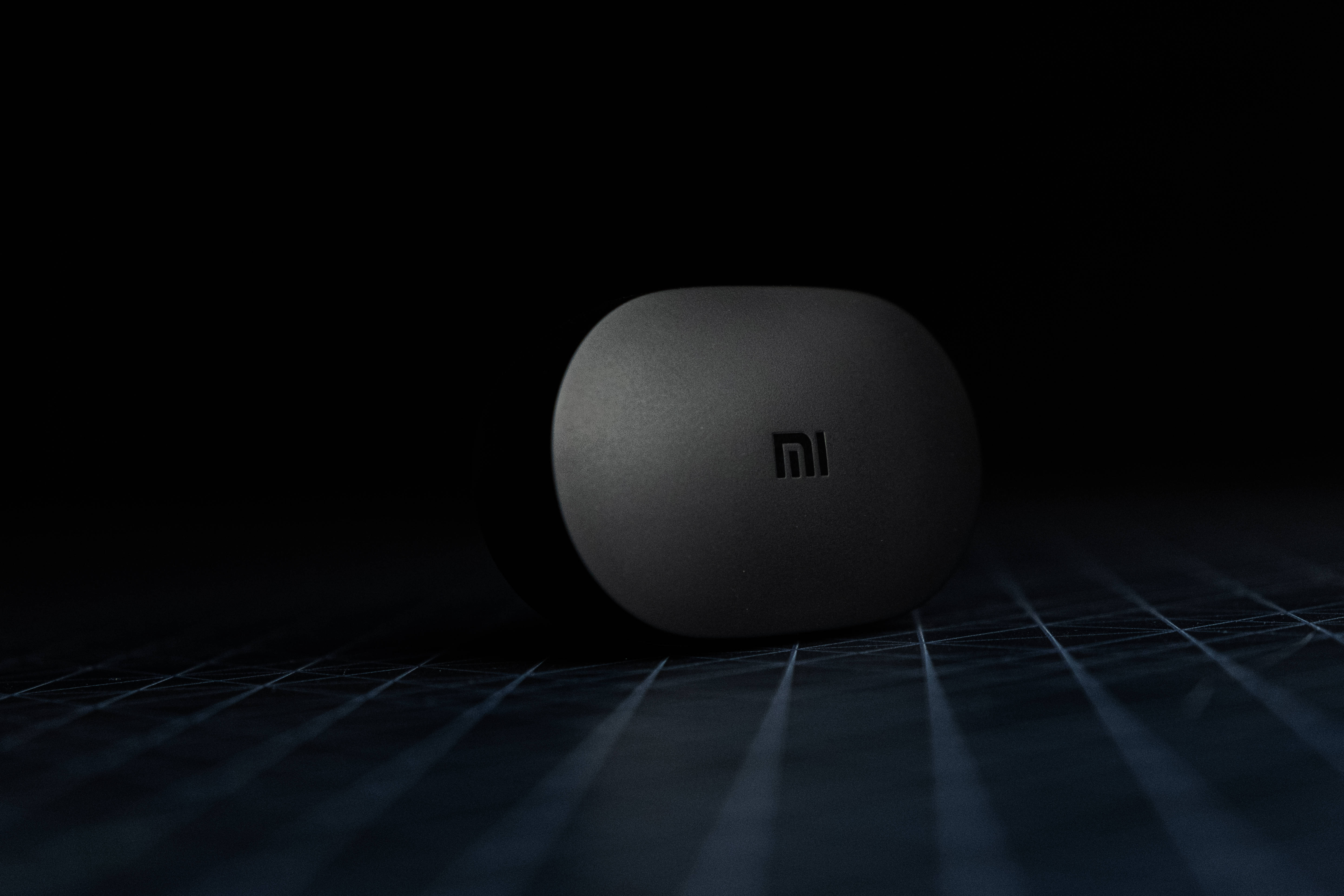 Συσκευή Xiaomi σε Σκοτεινό Δωμάτιο Ταπετσαρία