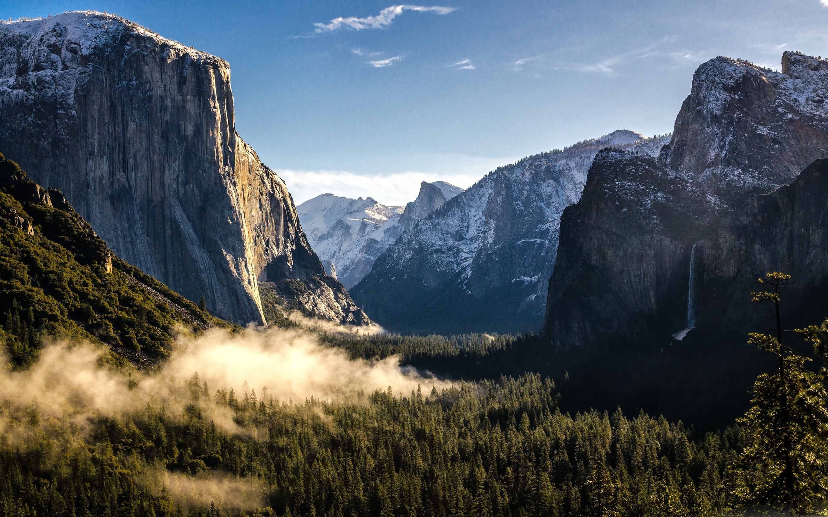 Οι χιονισμένες λευκές κορυφές της κοιλάδας Yosemite αντανακλώνται από το MacBook Ταπετσαρία