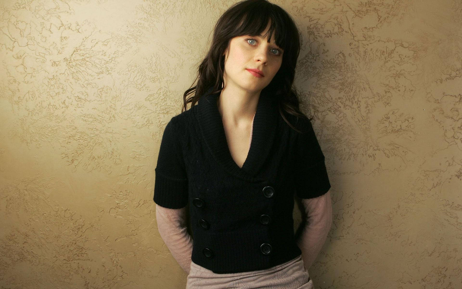 Zooey Deschanel σε Χρυσό Αισθητικό Φόντο Ταπετσαρία