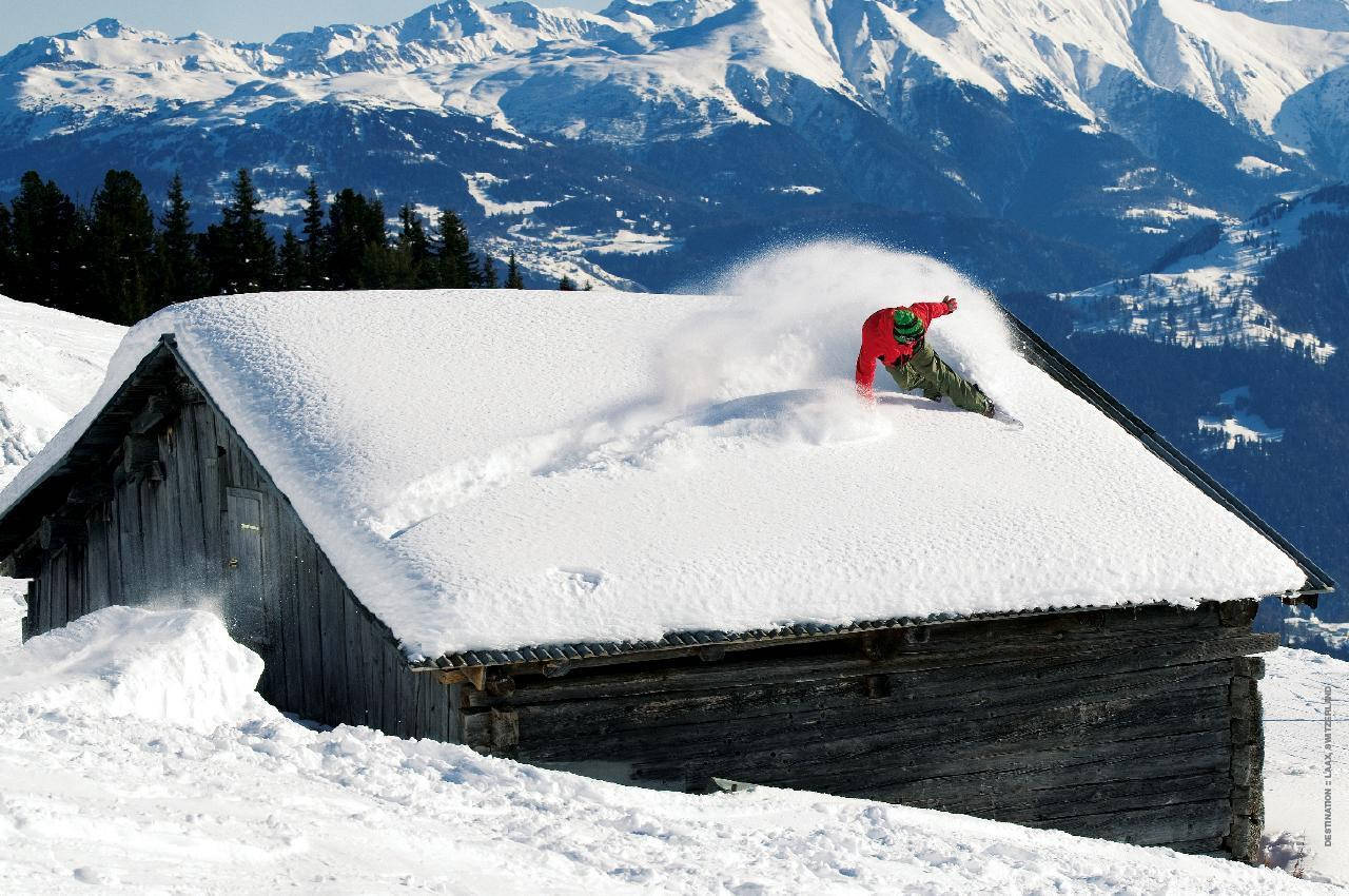 Άνδρας με Snowboard να Ορμά σε Στέγη Ταπετσαρία