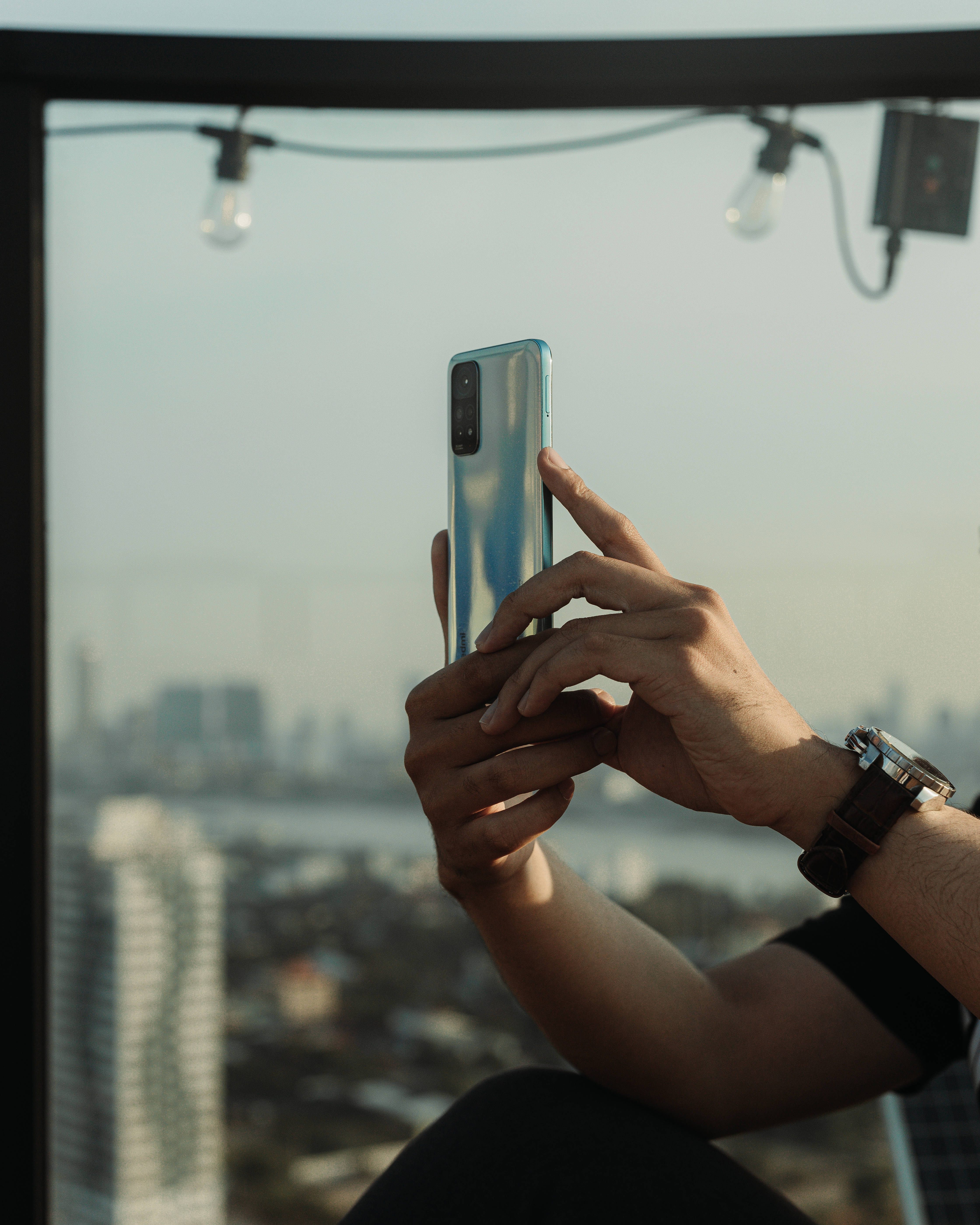 Άνδρας με Xiaomi smartphone Ταπετσαρία