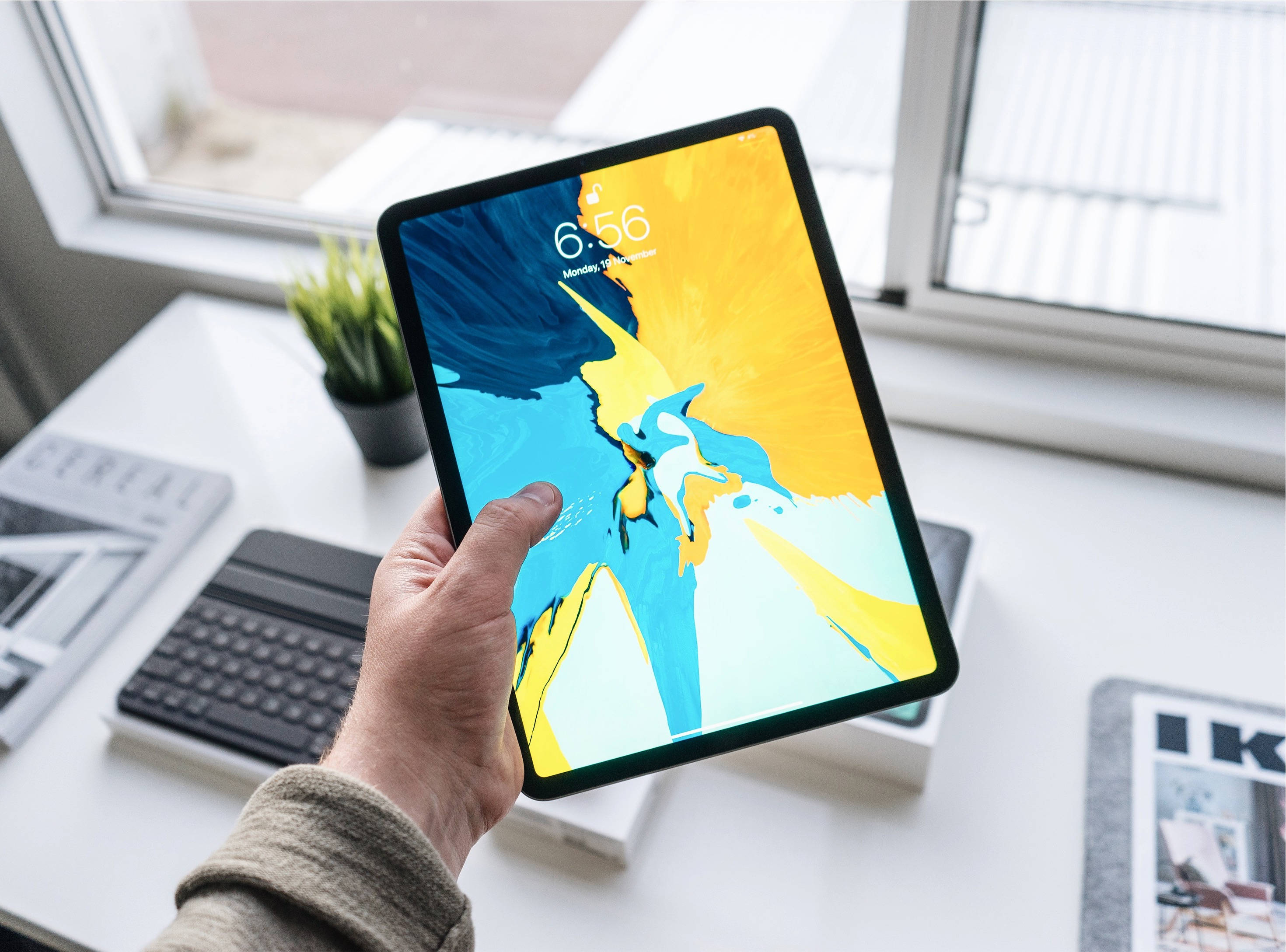 Άτομο που Κρατάει Apple iPad Pro Ταπετσαρία