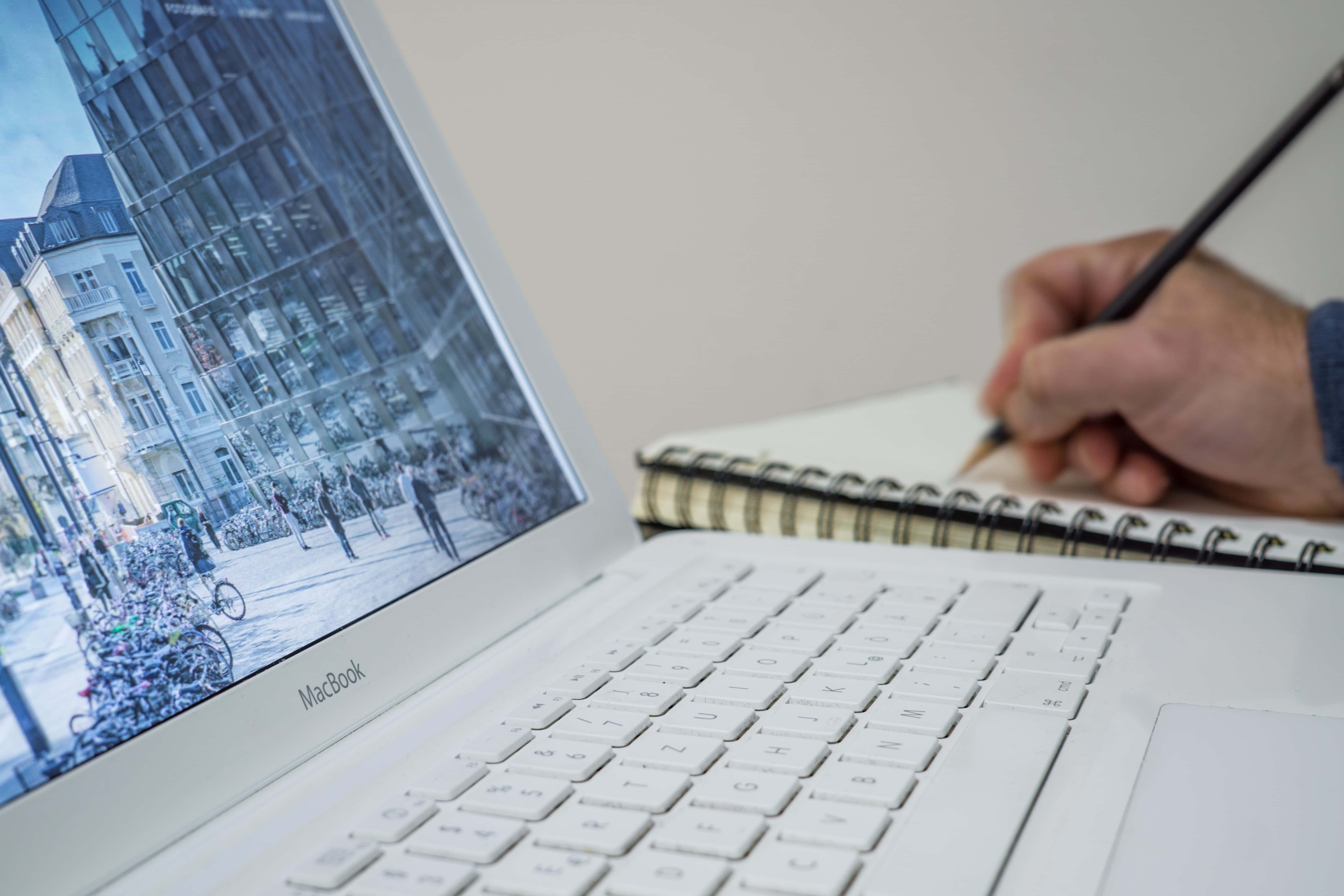 Ένα αισθητικό Macbook, ένα κομψό και μοντέρνο τεχνολογικό κομμάτι Ταπετσαρία