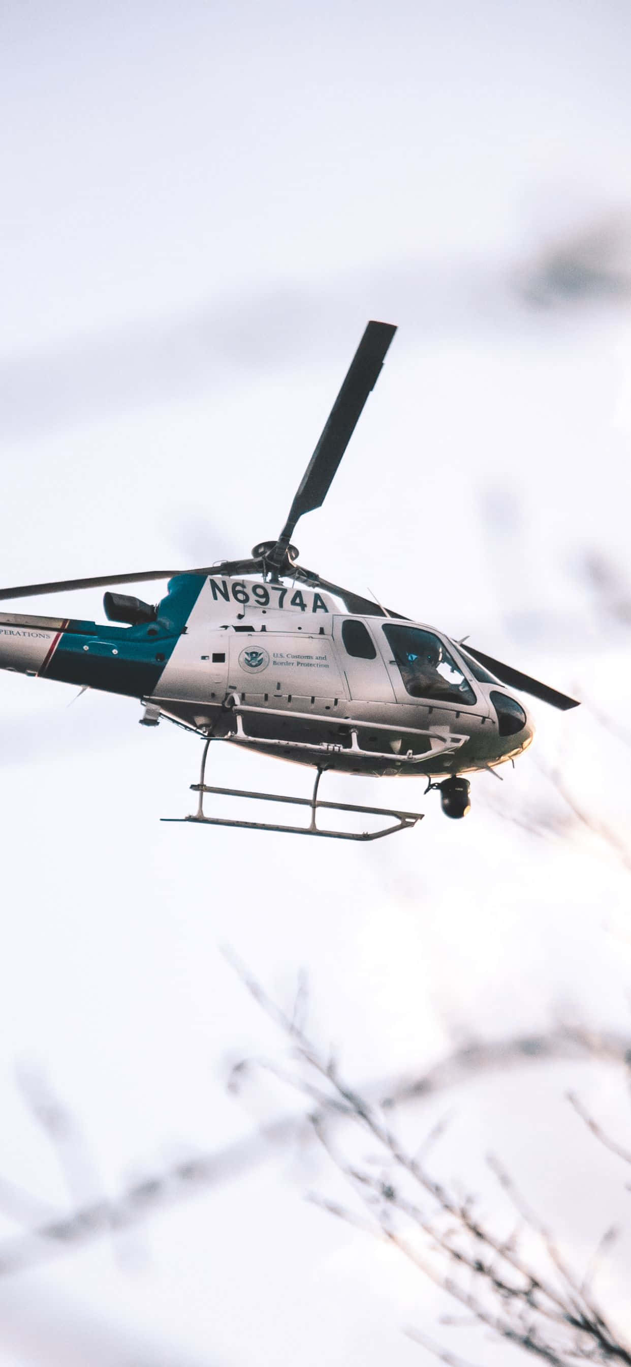 ένα ελικόπτερο που πετάει στον ουρανό Ταπετσαρία