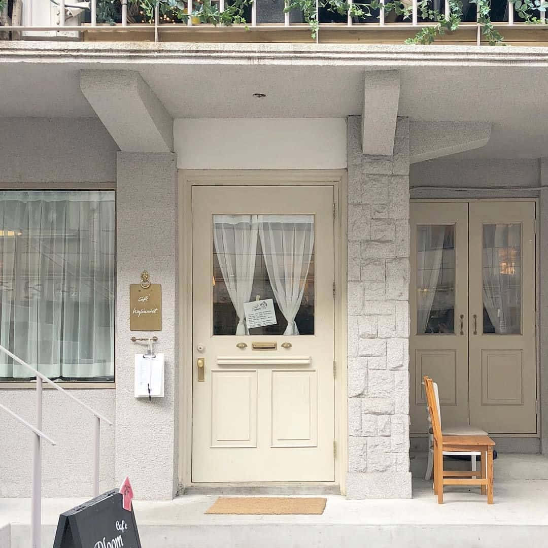 ένα μικρό κτίριο με μια πόρτα και ένα παγκάκι Ταπετσαρία