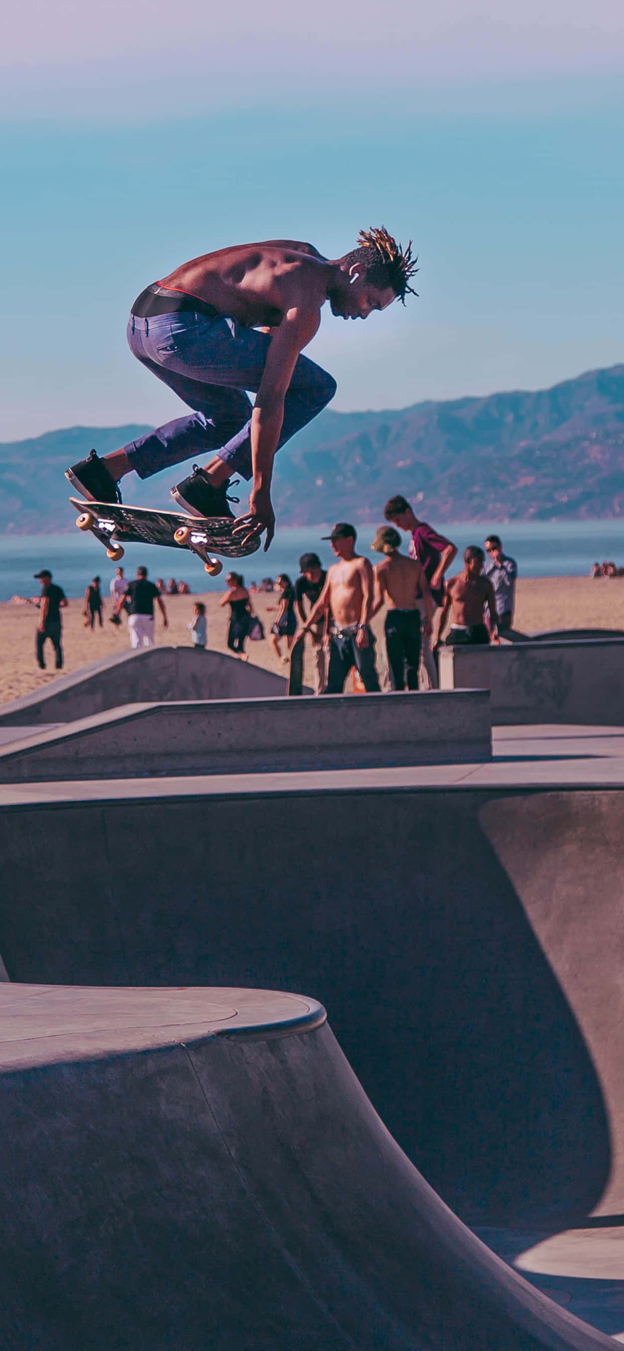 ένας άντρας κάνει ένα κόλπο με skateboard Ταπετσαρία